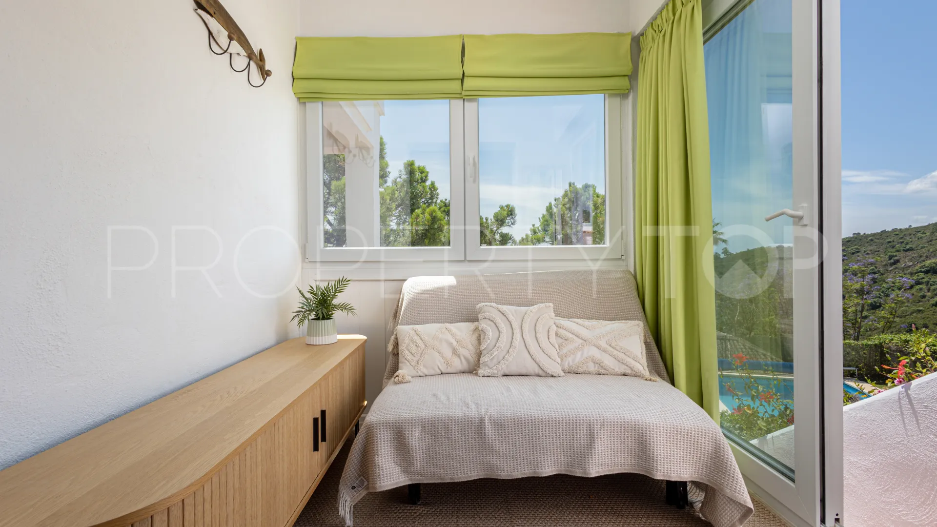 Comprar villa con 3 dormitorios en Estepona Hills