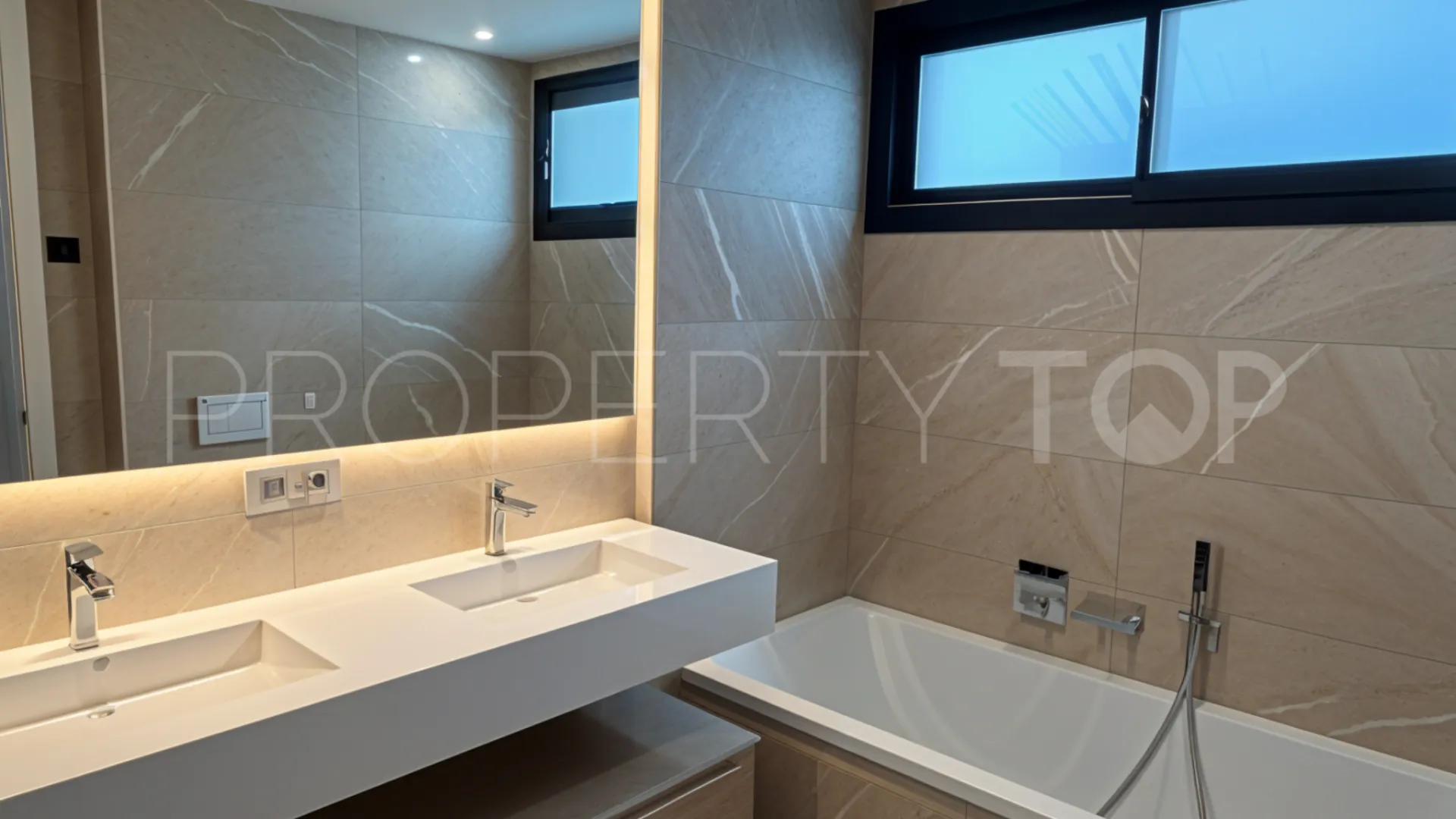 Apartamento en venta en Los Monteros con 2 dormitorios