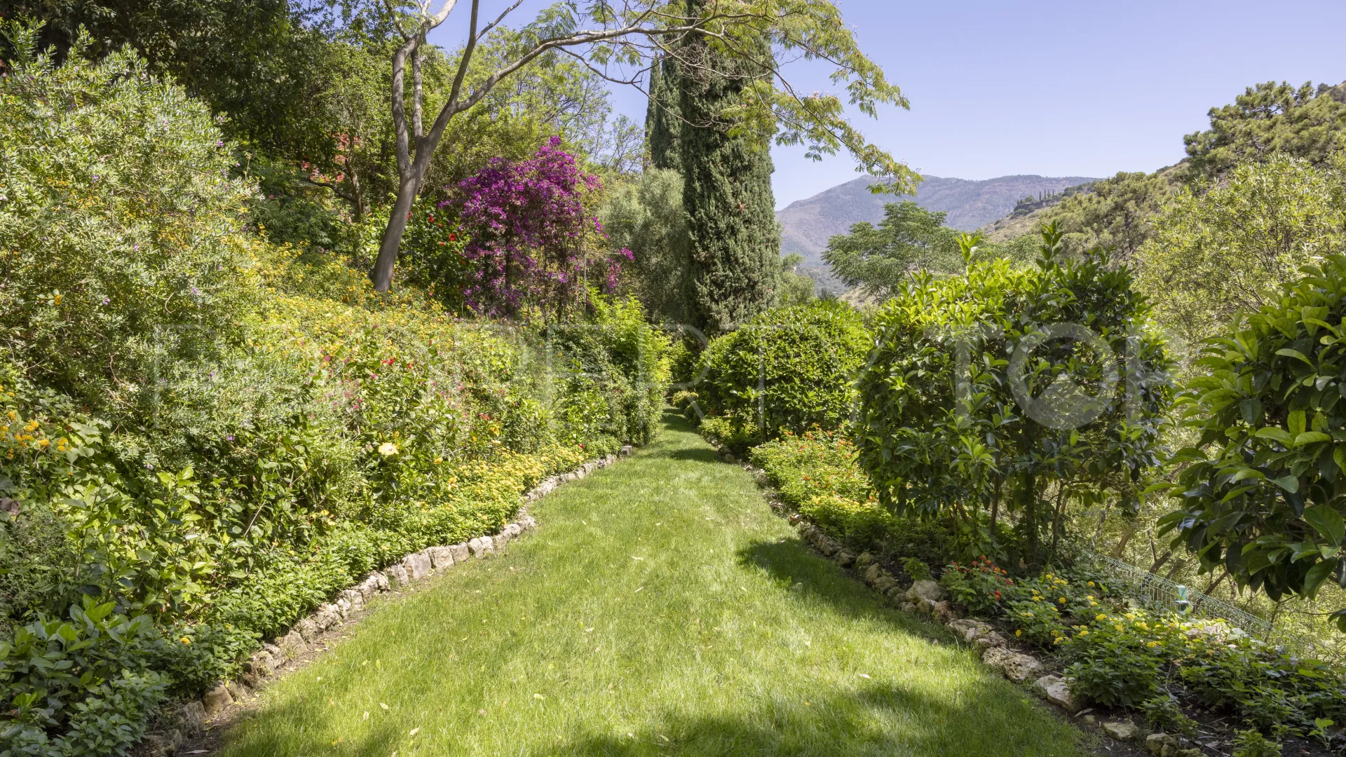 Villa for sale in Benahavis Centro