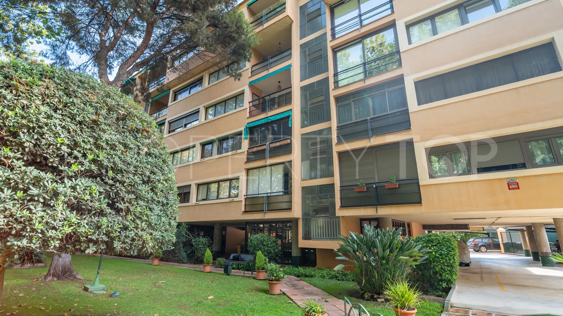 6 bedrooms apartment in El Limonar for sale