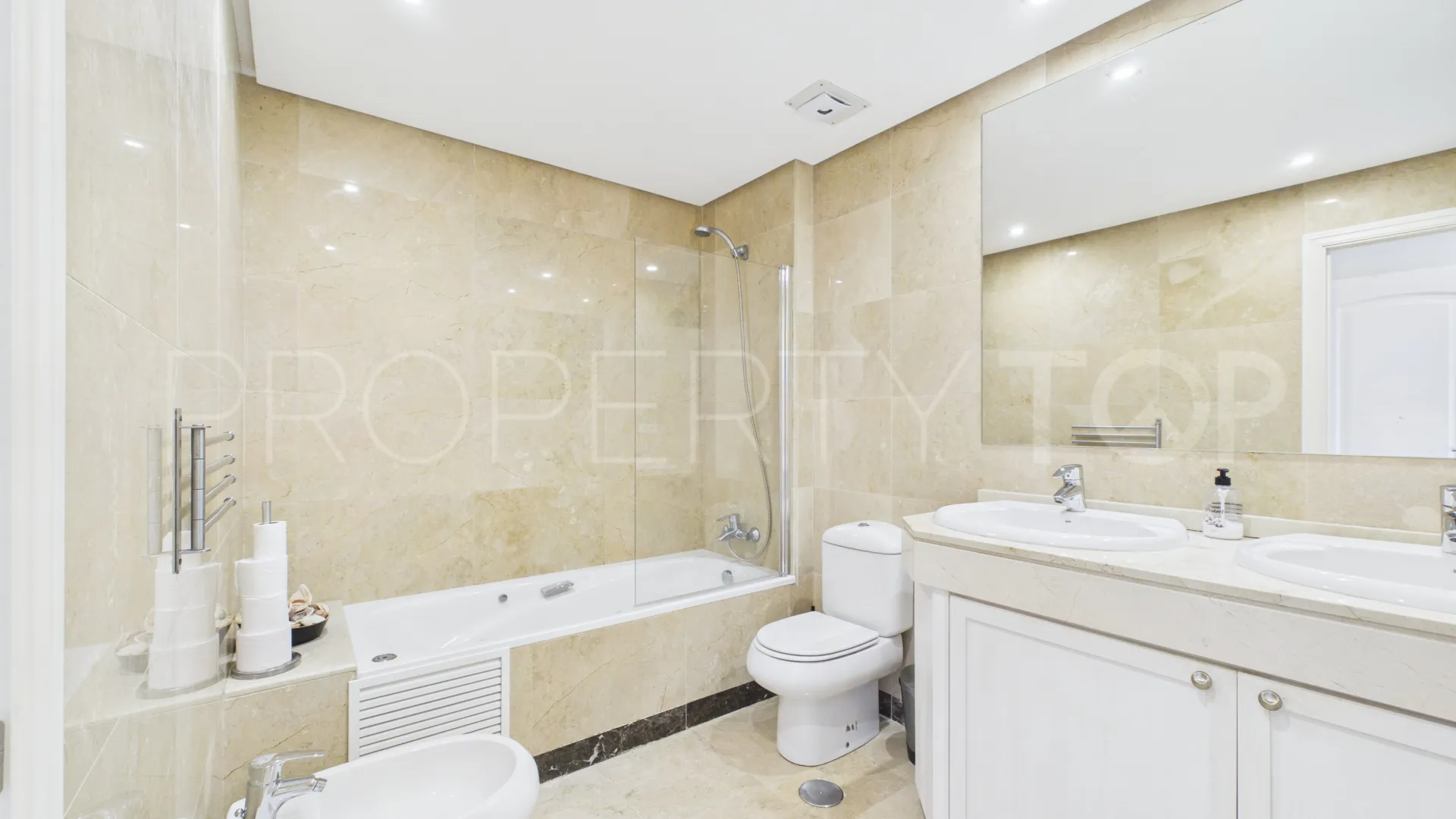 3 bedrooms apartment in Alcaidesa Costa for sale
