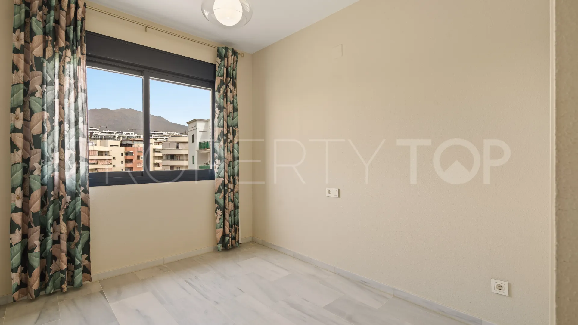 Apartment in Estepona Puerto for sale
