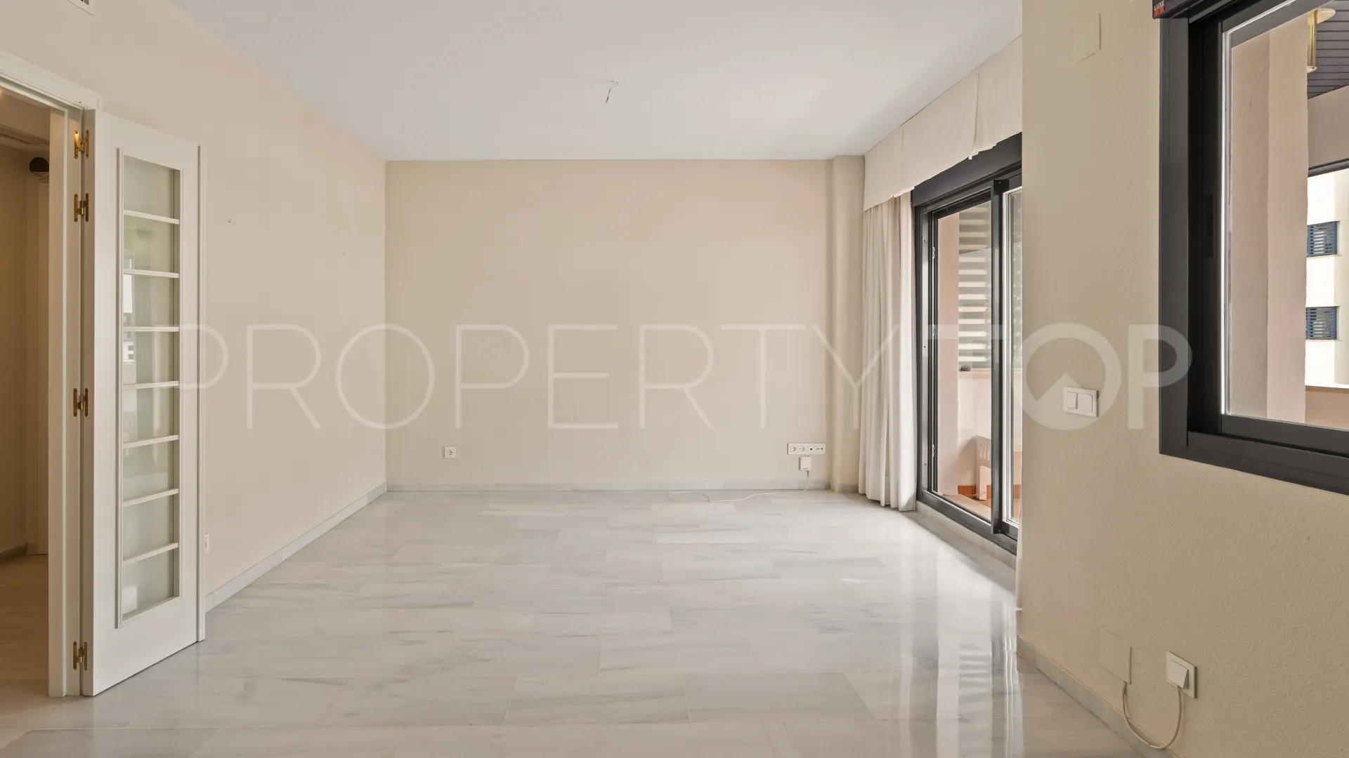 Apartment in Estepona Puerto for sale