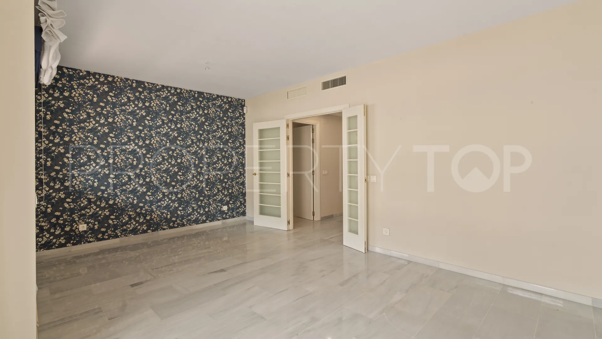 Apartment in Estepona Puerto for sale