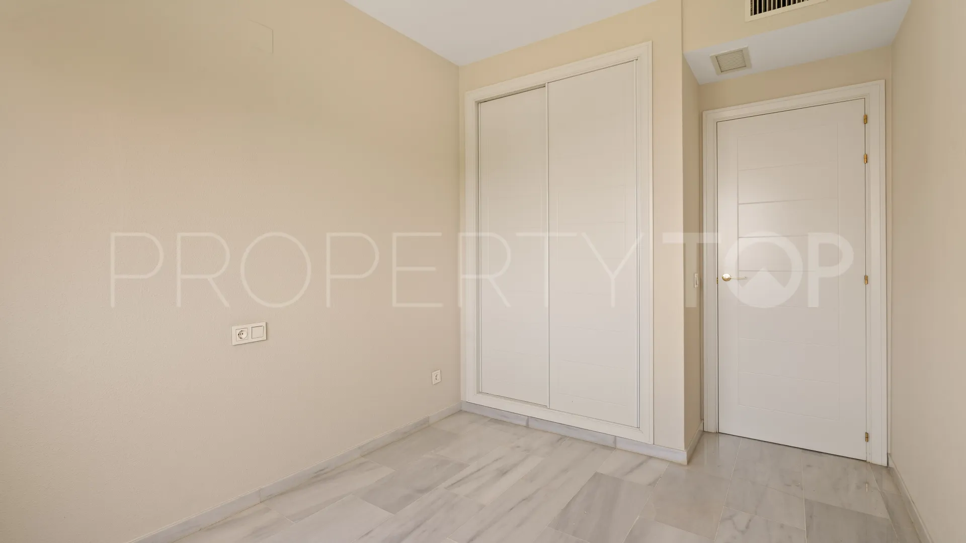 Apartment in Estepona Puerto for sale