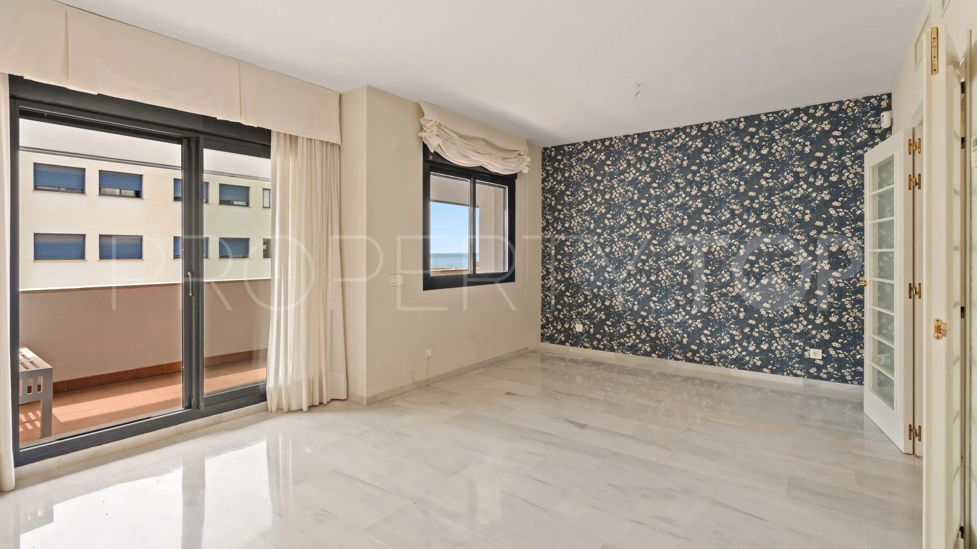 Apartment in Estepona Puerto for sale