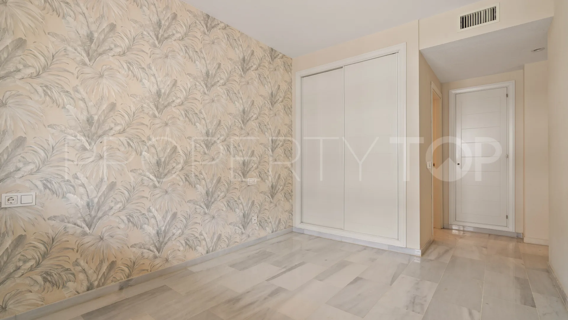 Apartment in Estepona Puerto for sale