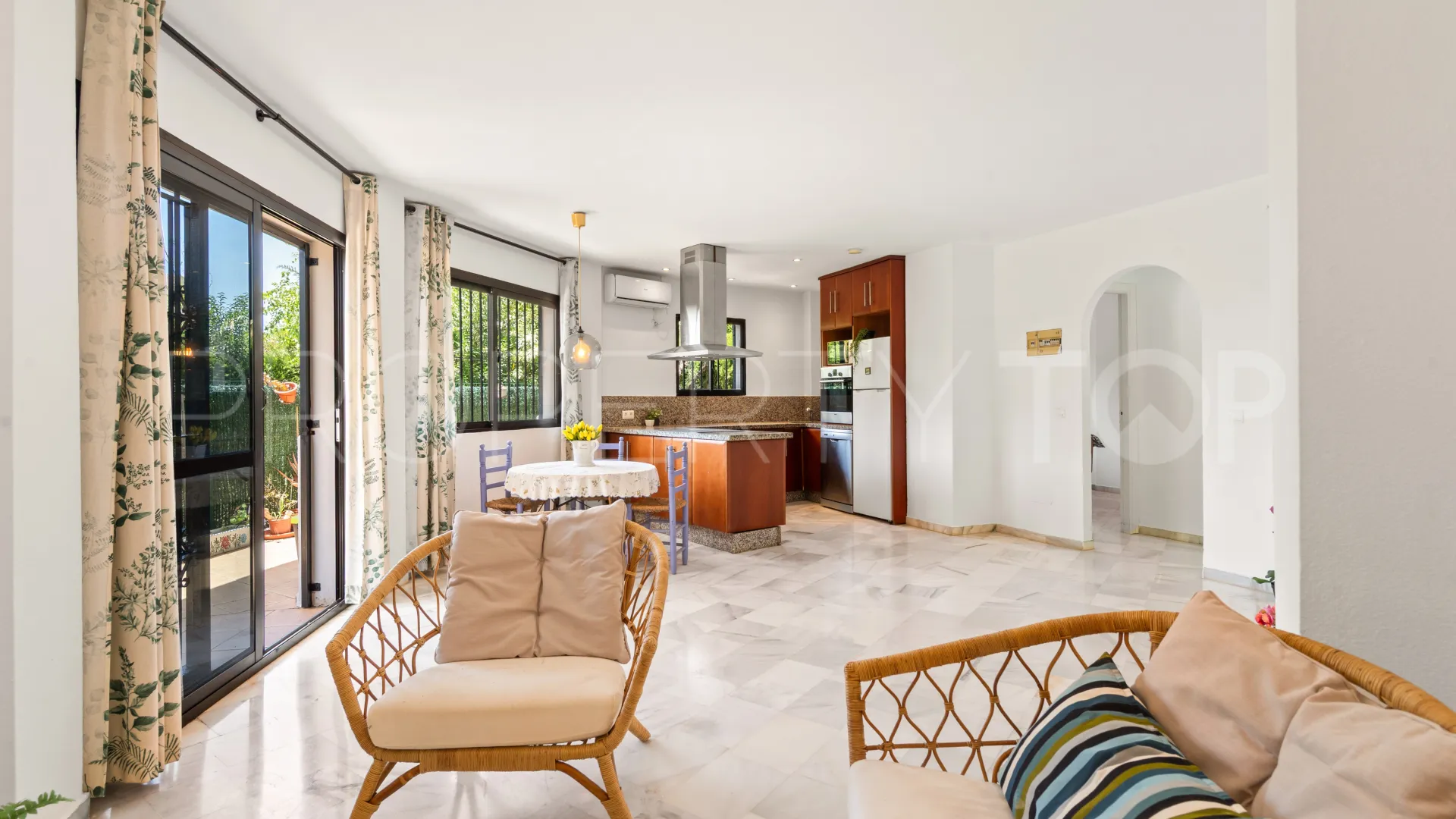 Estepona Puerto, apartamento planta baja de 2 dormitorios en venta