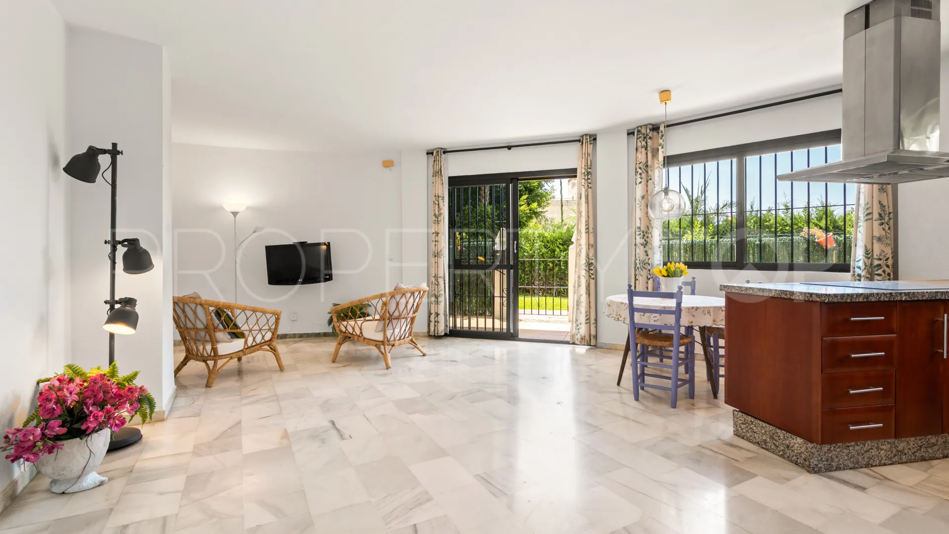 Estepona Puerto, apartamento planta baja de 2 dormitorios en venta