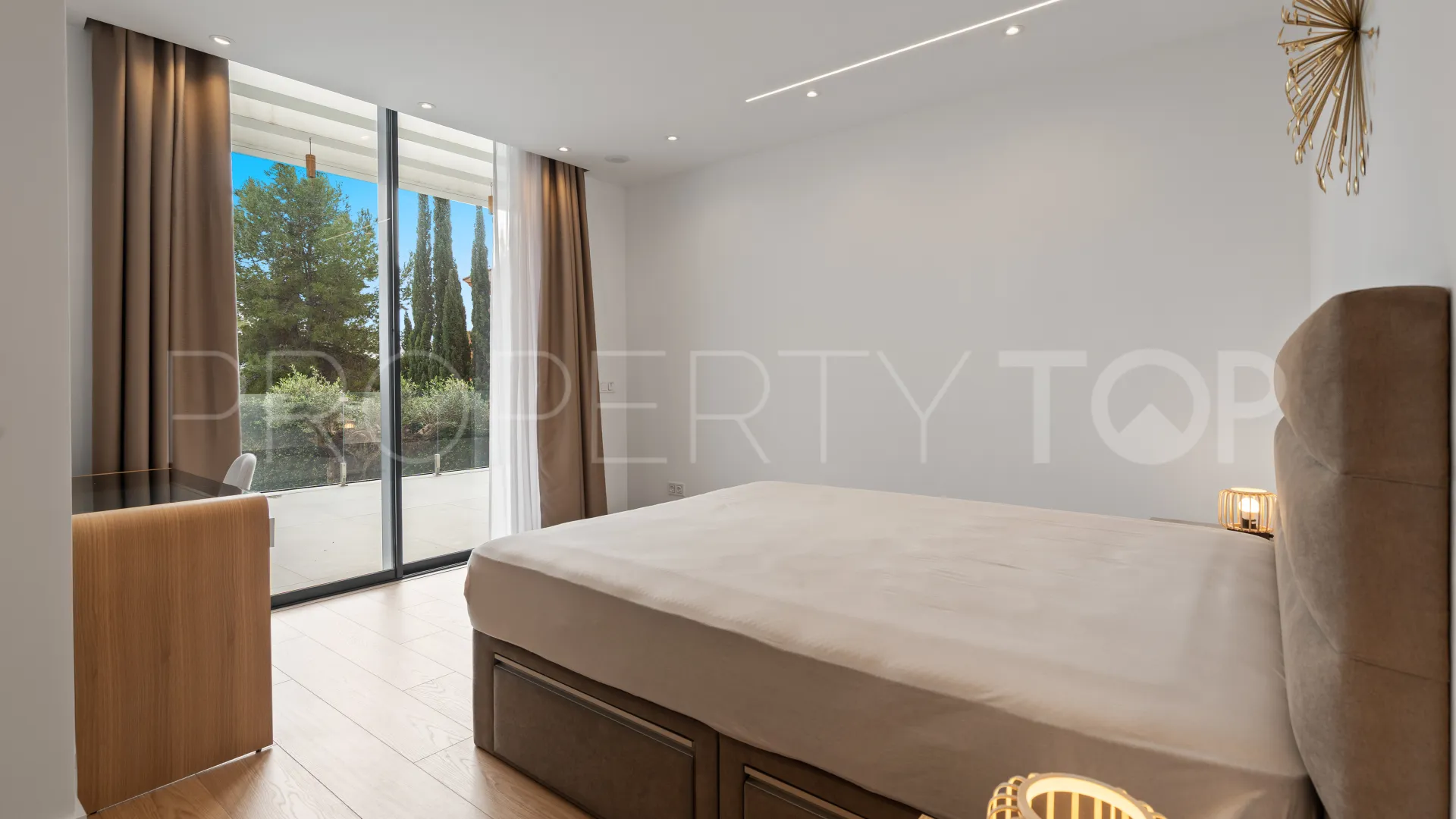Villa en venta de 5 dormitorios en El Paraiso