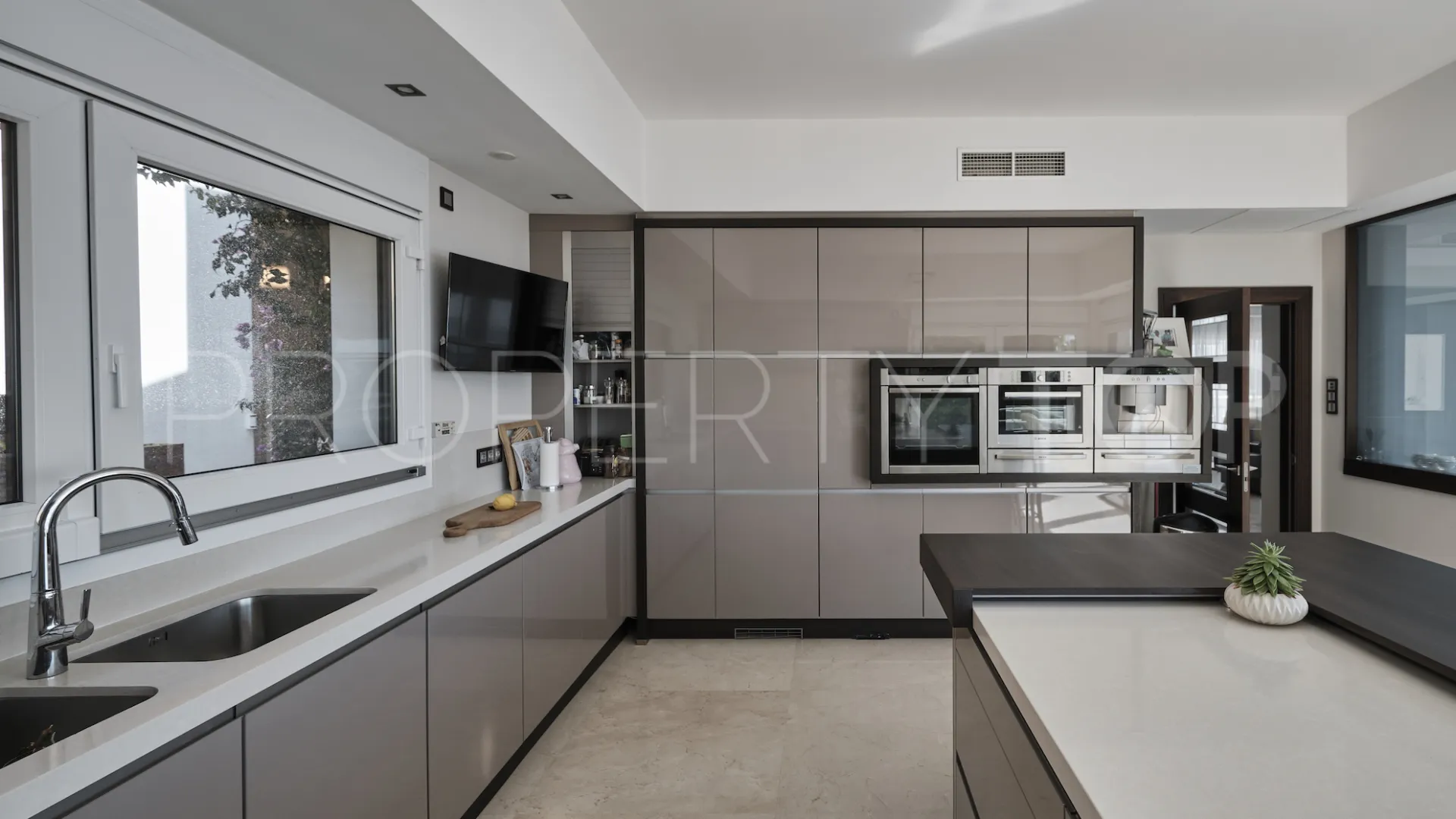 5 bedrooms villa in Manilva for sale