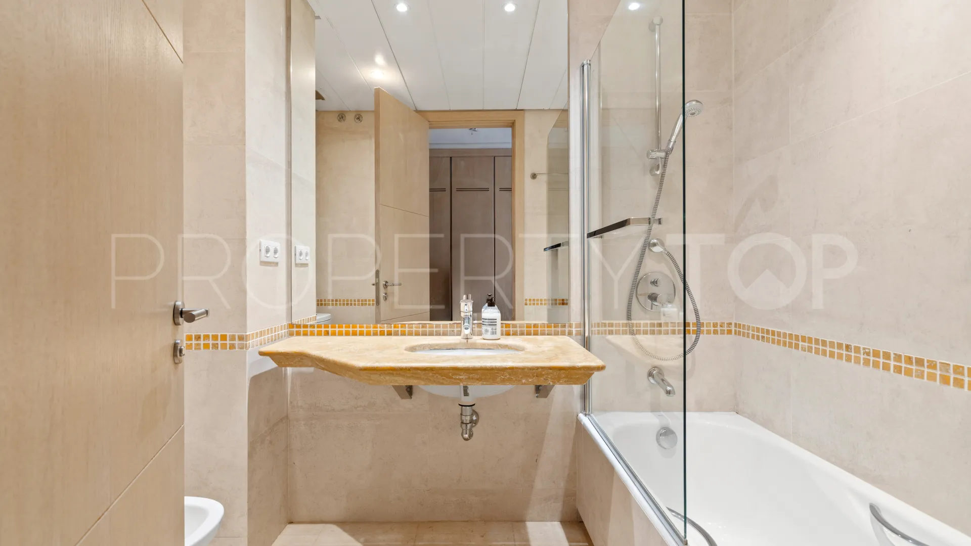For sale ground floor apartment in Ribera del Marlin with 3 bedrooms