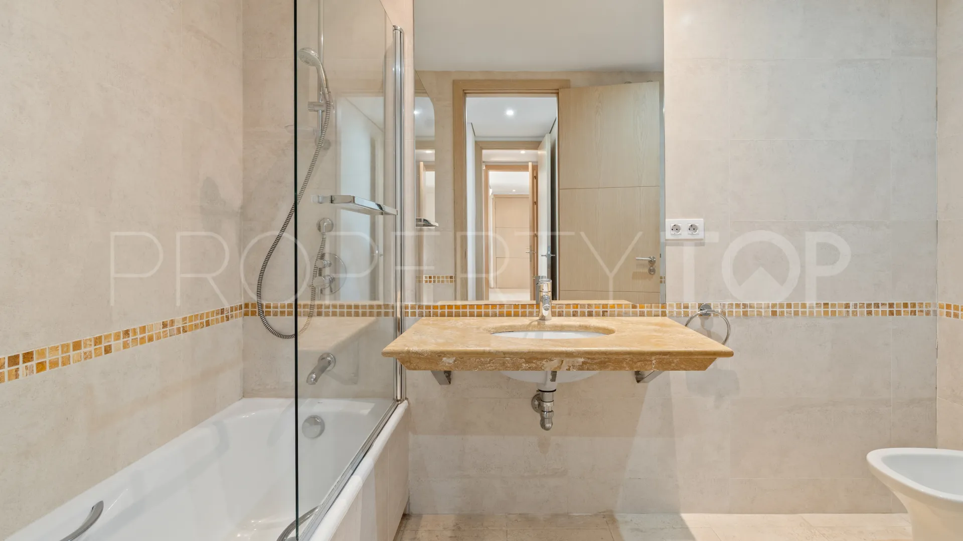 For sale ground floor apartment in Ribera del Marlin with 3 bedrooms