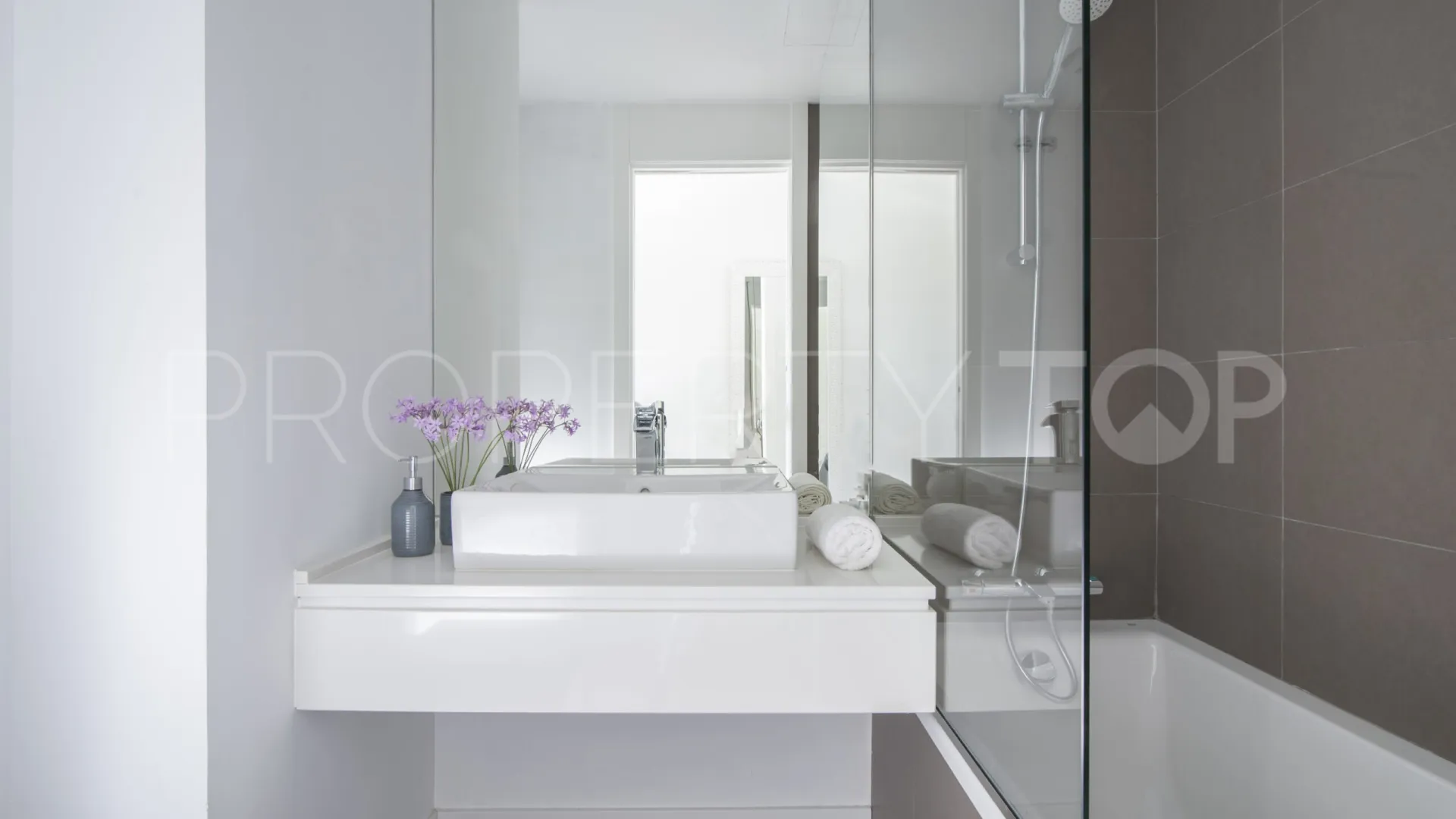 Buy duplex penthouse with 3 bedrooms in Estepona East