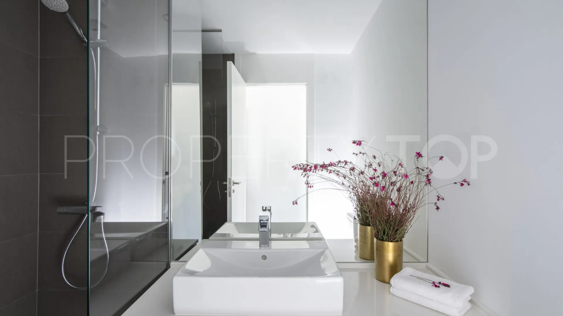Buy duplex penthouse with 3 bedrooms in Estepona East