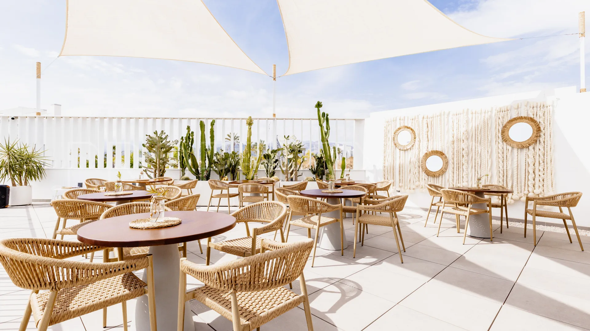 Buy duplex penthouse with 3 bedrooms in Estepona East