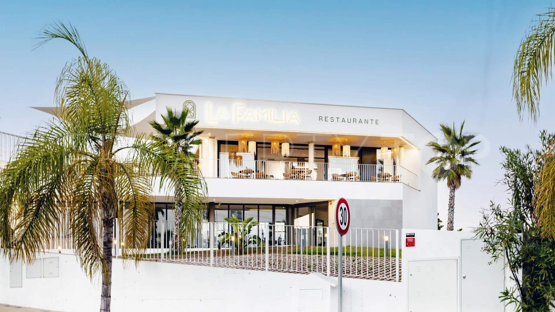 Buy duplex penthouse with 3 bedrooms in Estepona East