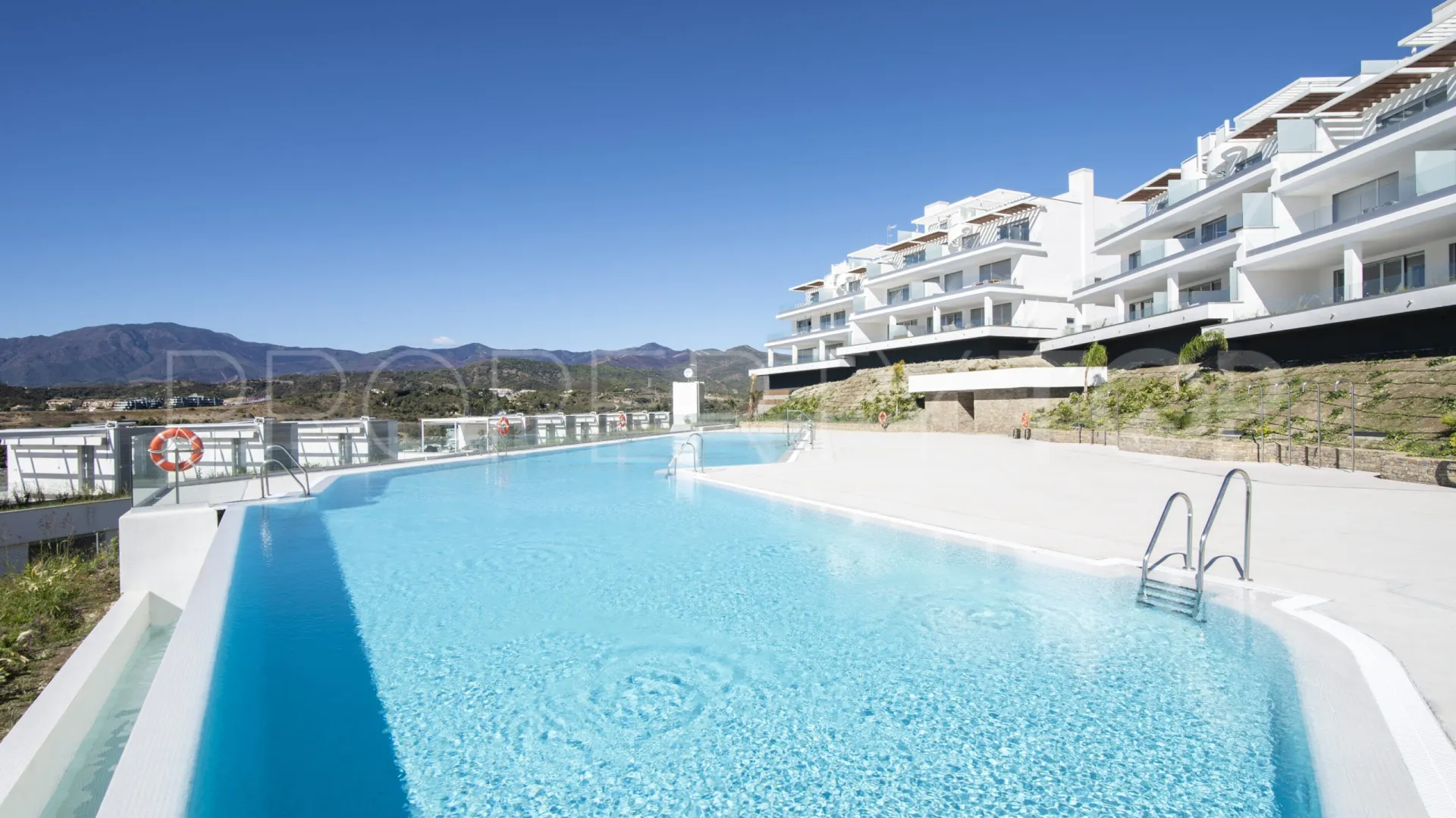Buy duplex penthouse with 3 bedrooms in Estepona East