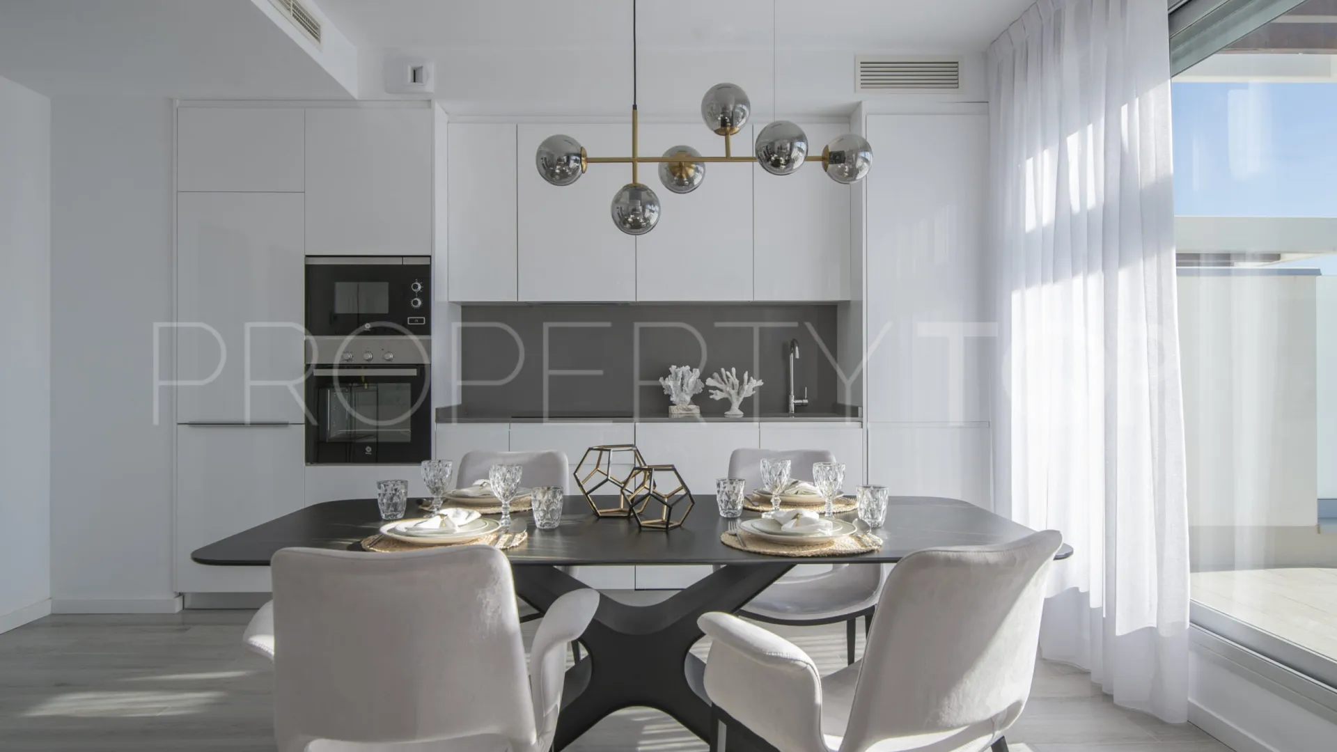 Buy duplex penthouse with 3 bedrooms in Estepona East