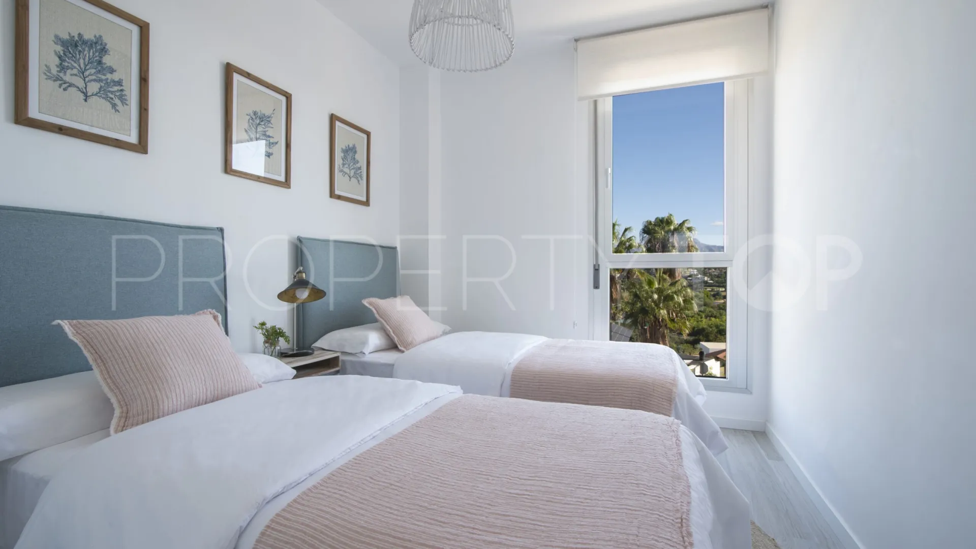 Buy duplex penthouse with 3 bedrooms in Estepona East