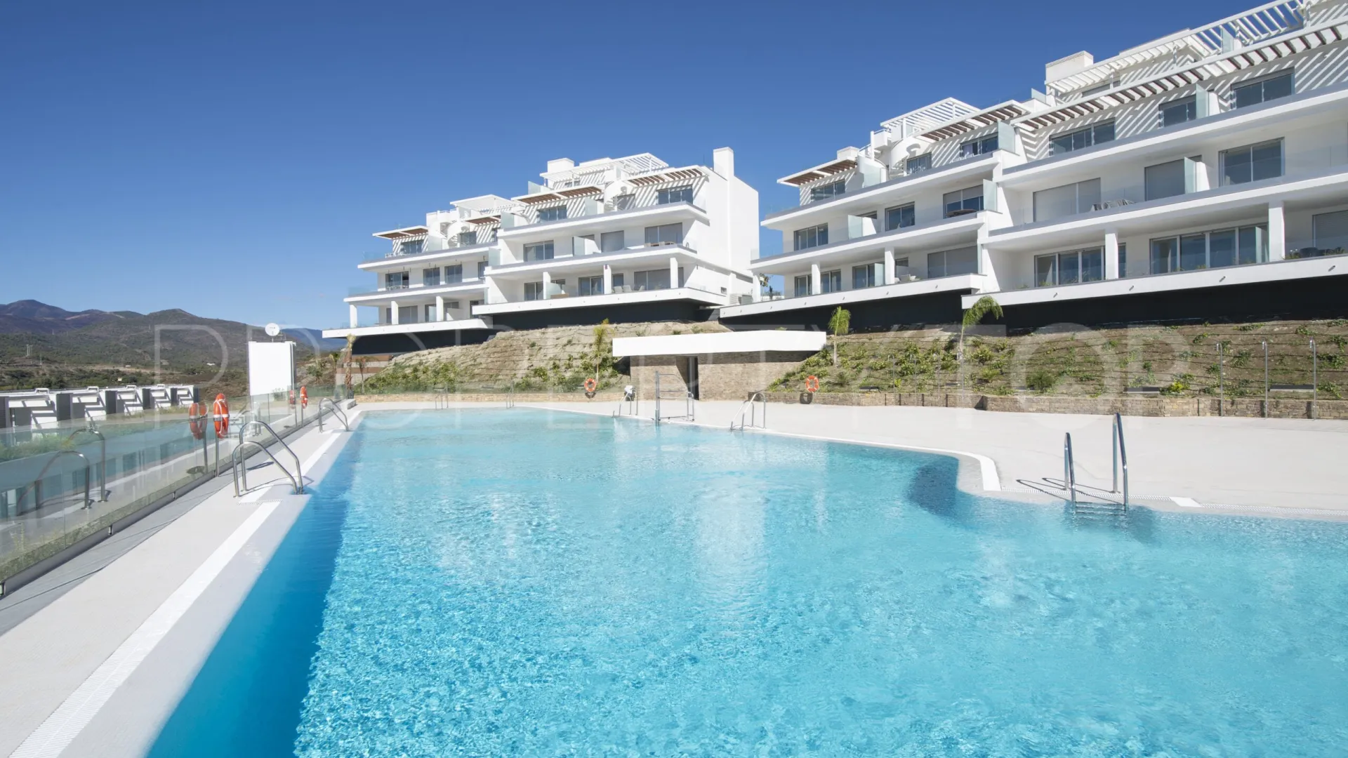 Buy duplex penthouse with 3 bedrooms in Estepona East