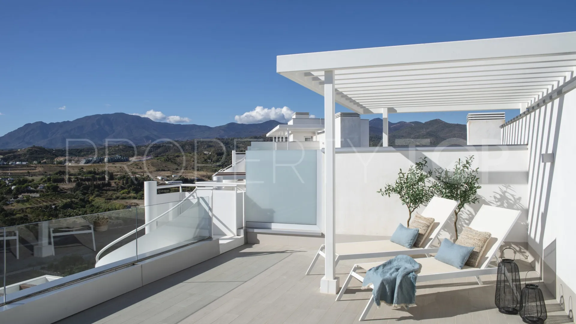 Buy duplex penthouse with 3 bedrooms in Estepona East