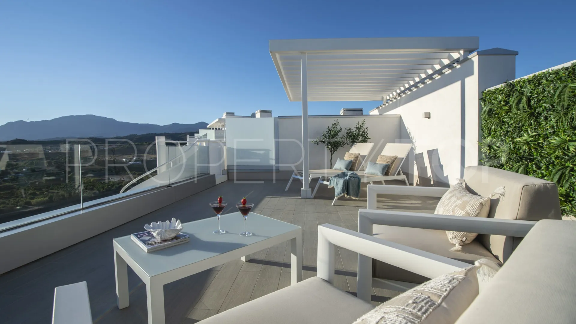 Buy duplex penthouse with 3 bedrooms in Estepona East
