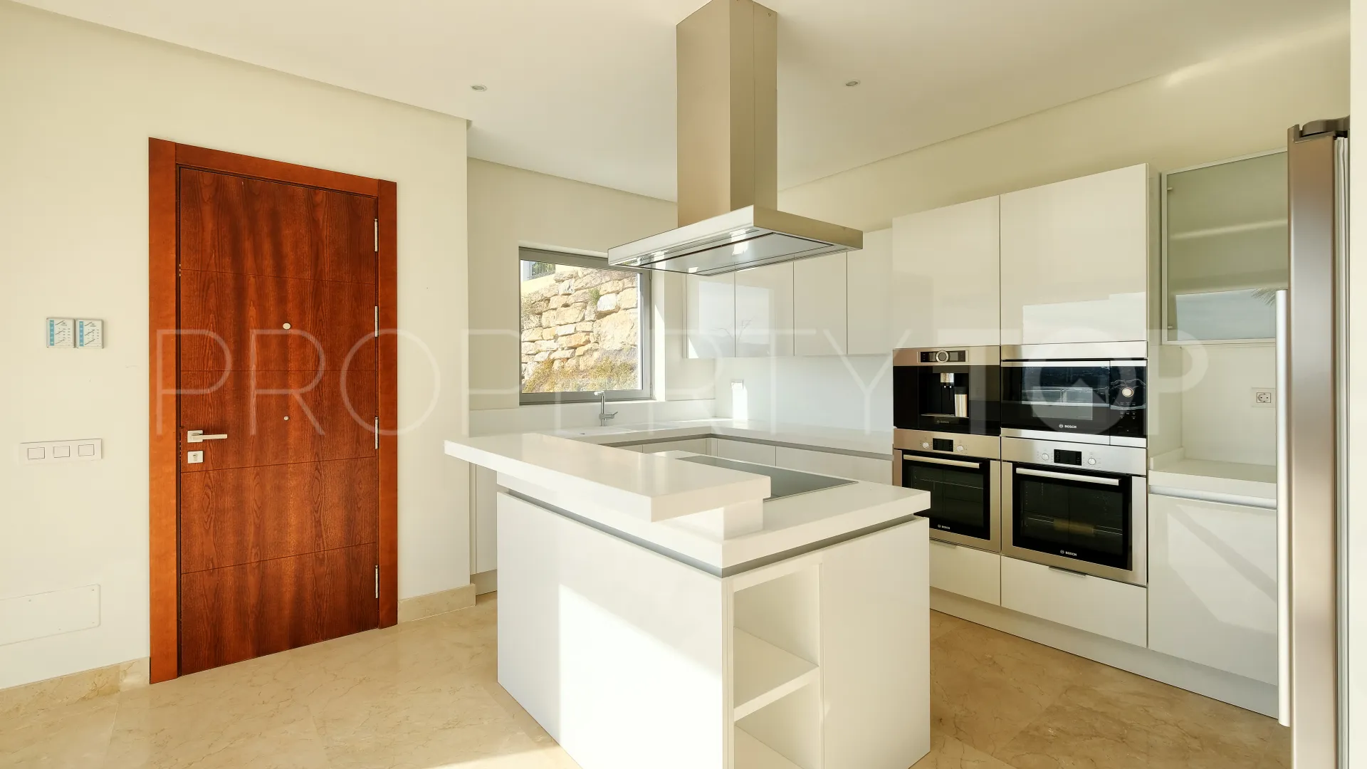 For sale villa with 4 bedrooms in Benahavis