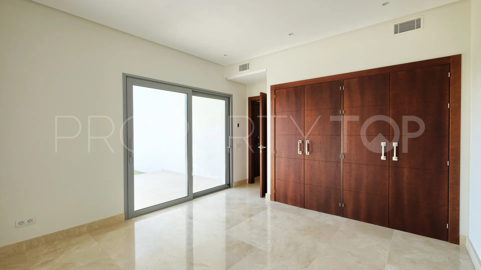 For sale villa with 4 bedrooms in Benahavis