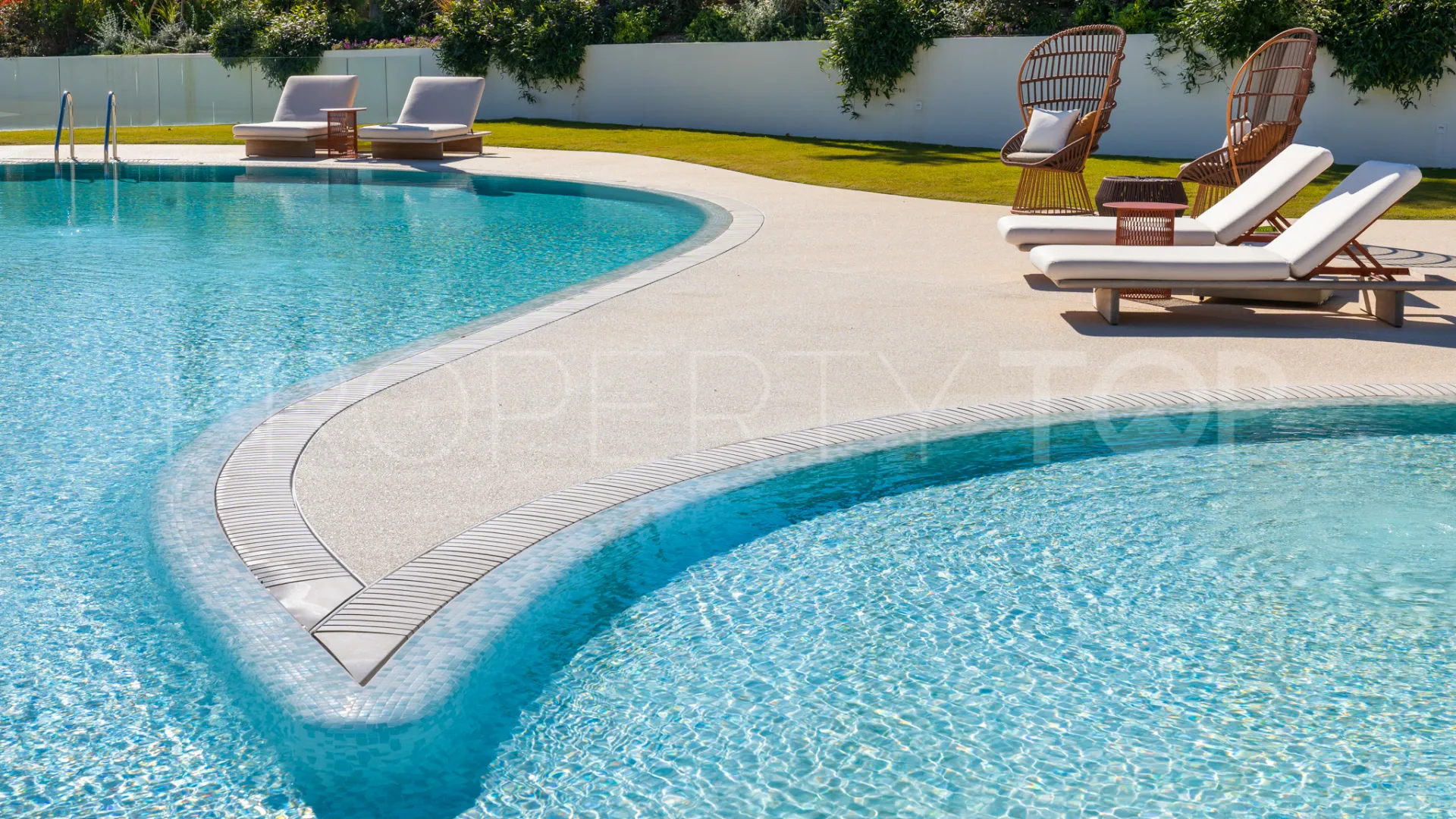Ground floor apartment for sale in Marbella Golden Mile with 4 bedrooms