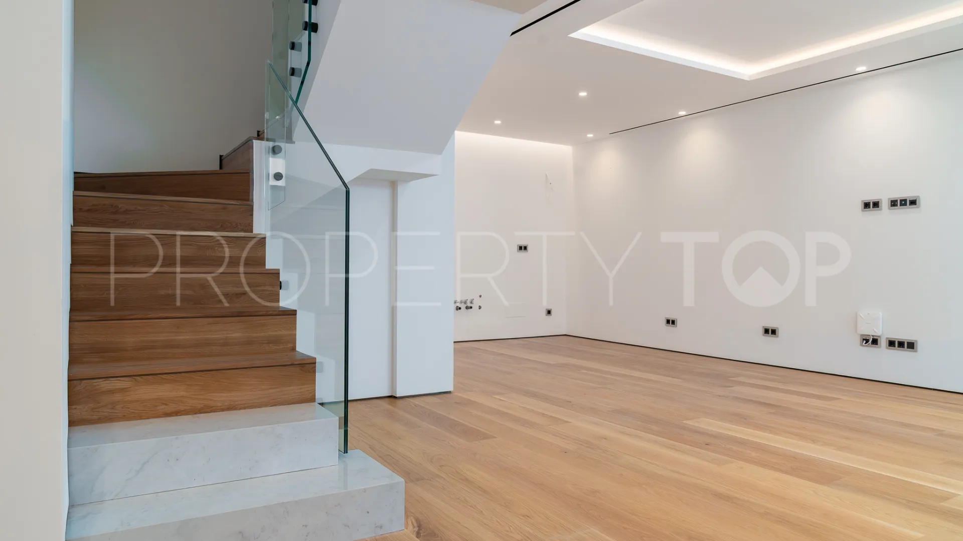 Ground floor apartment for sale in Marbella Golden Mile