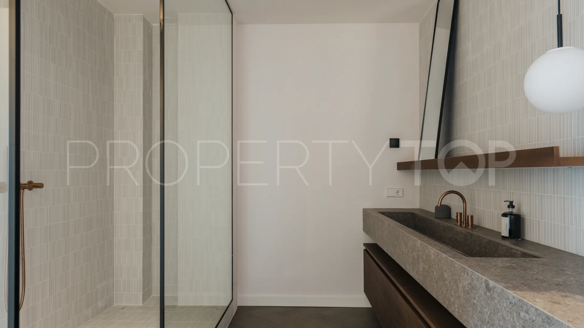 Penthouse for sale in Nueva Andalucia with 4 bedrooms