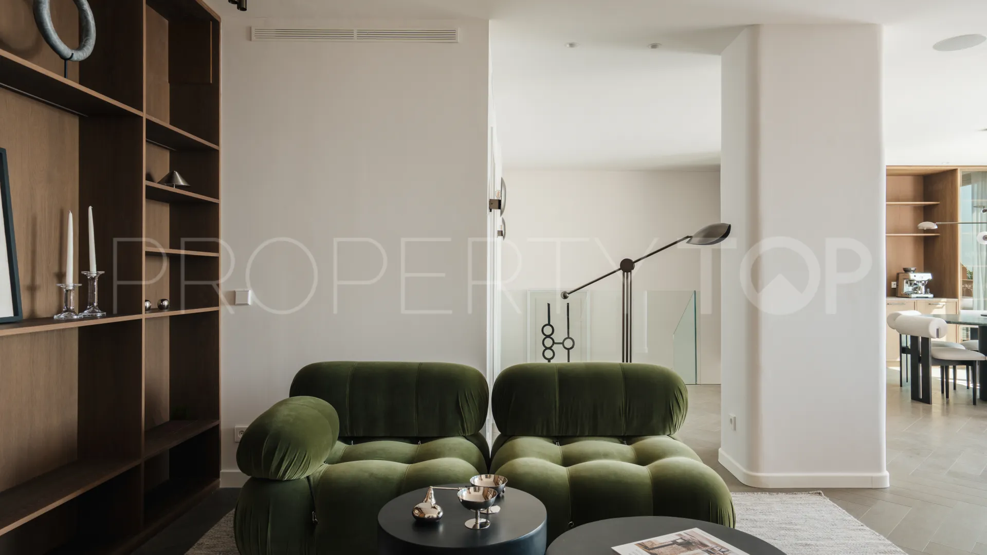 Penthouse for sale in Nueva Andalucia with 4 bedrooms