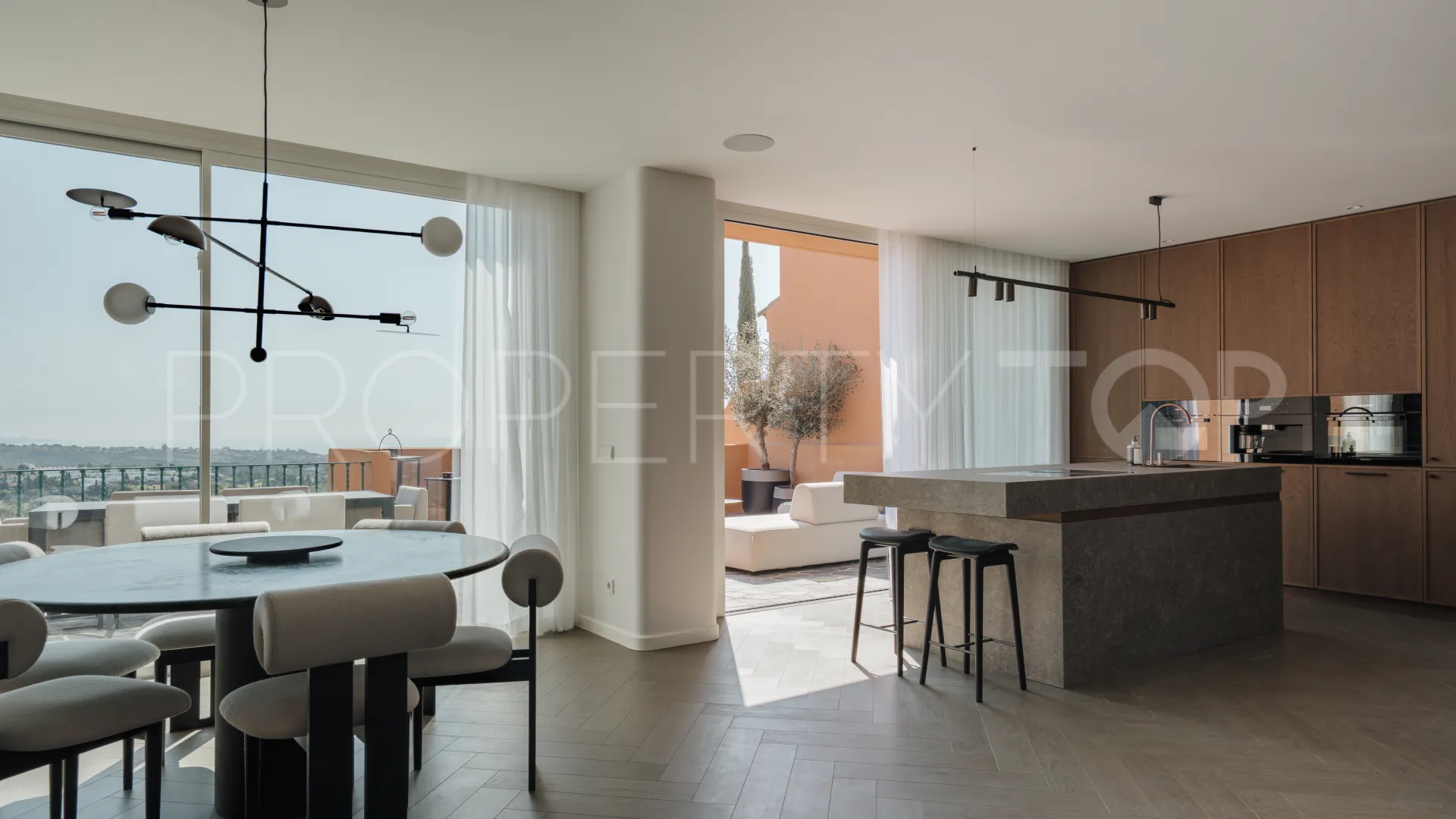 Penthouse for sale in Nueva Andalucia with 4 bedrooms