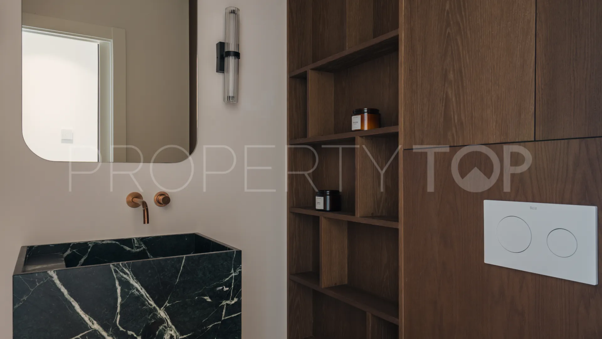 Penthouse for sale in Nueva Andalucia with 4 bedrooms