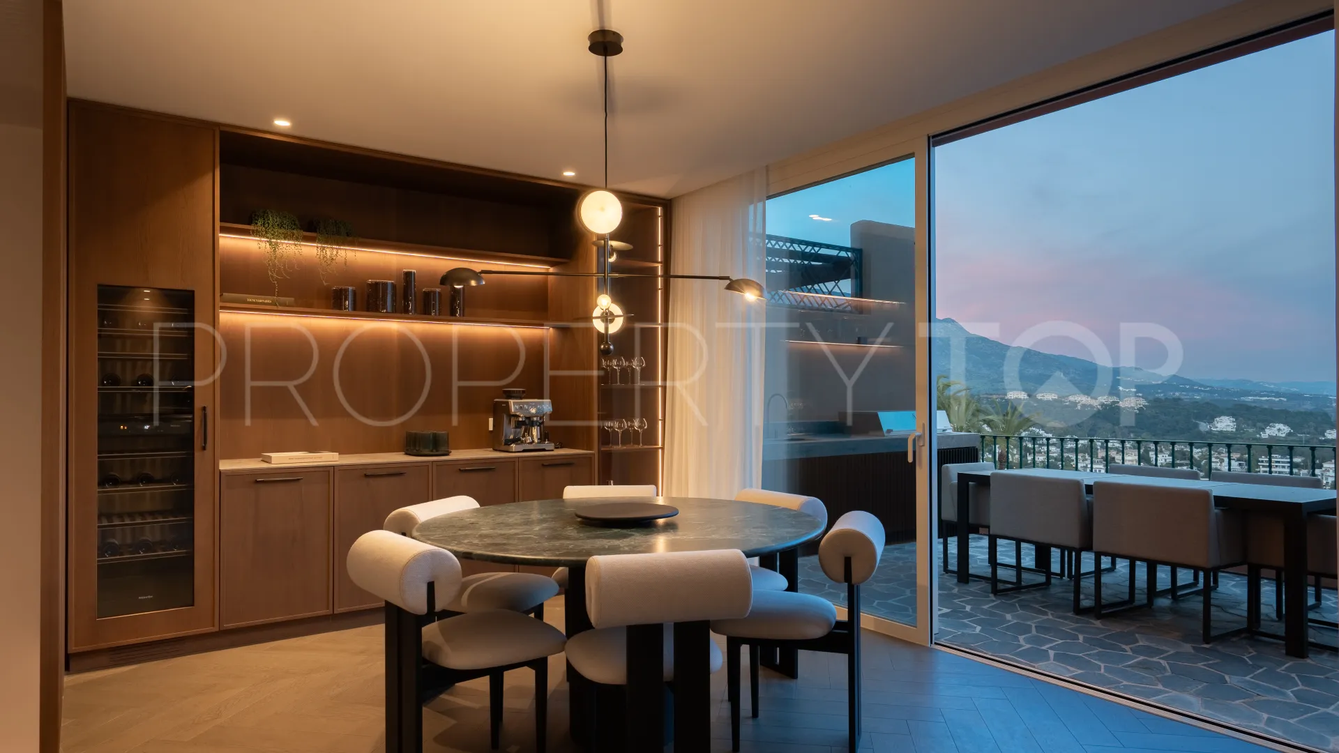 Penthouse for sale in Nueva Andalucia with 4 bedrooms
