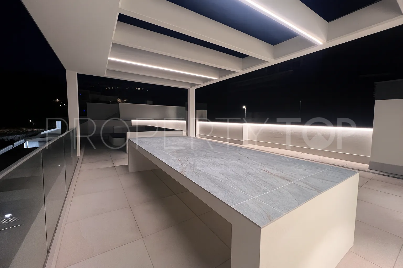 For sale duplex penthouse in La Quinta with 3 bedrooms