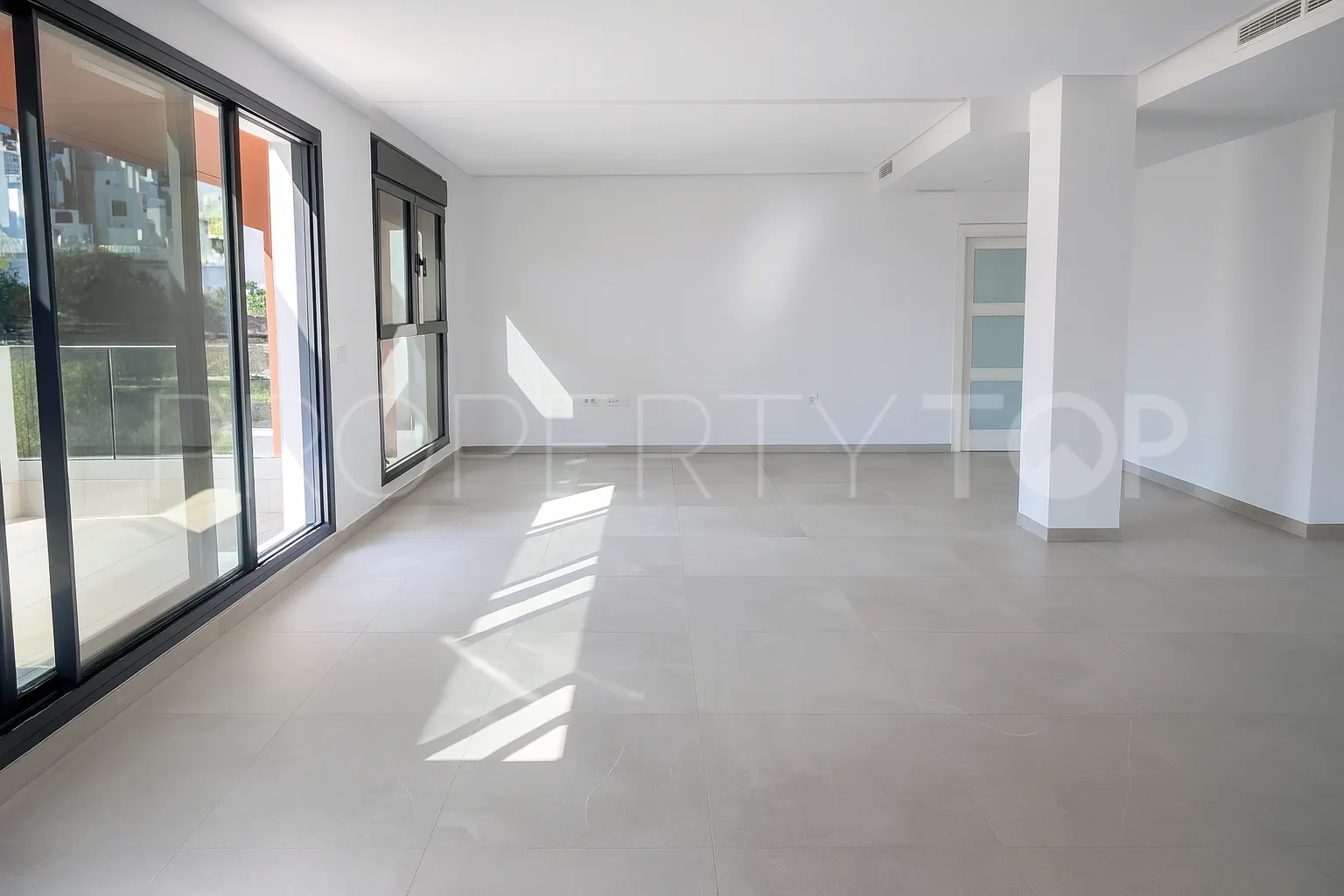 For sale duplex penthouse in La Quinta with 3 bedrooms