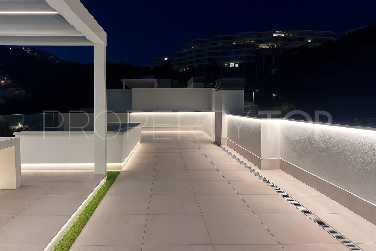 For sale duplex penthouse in La Quinta with 3 bedrooms