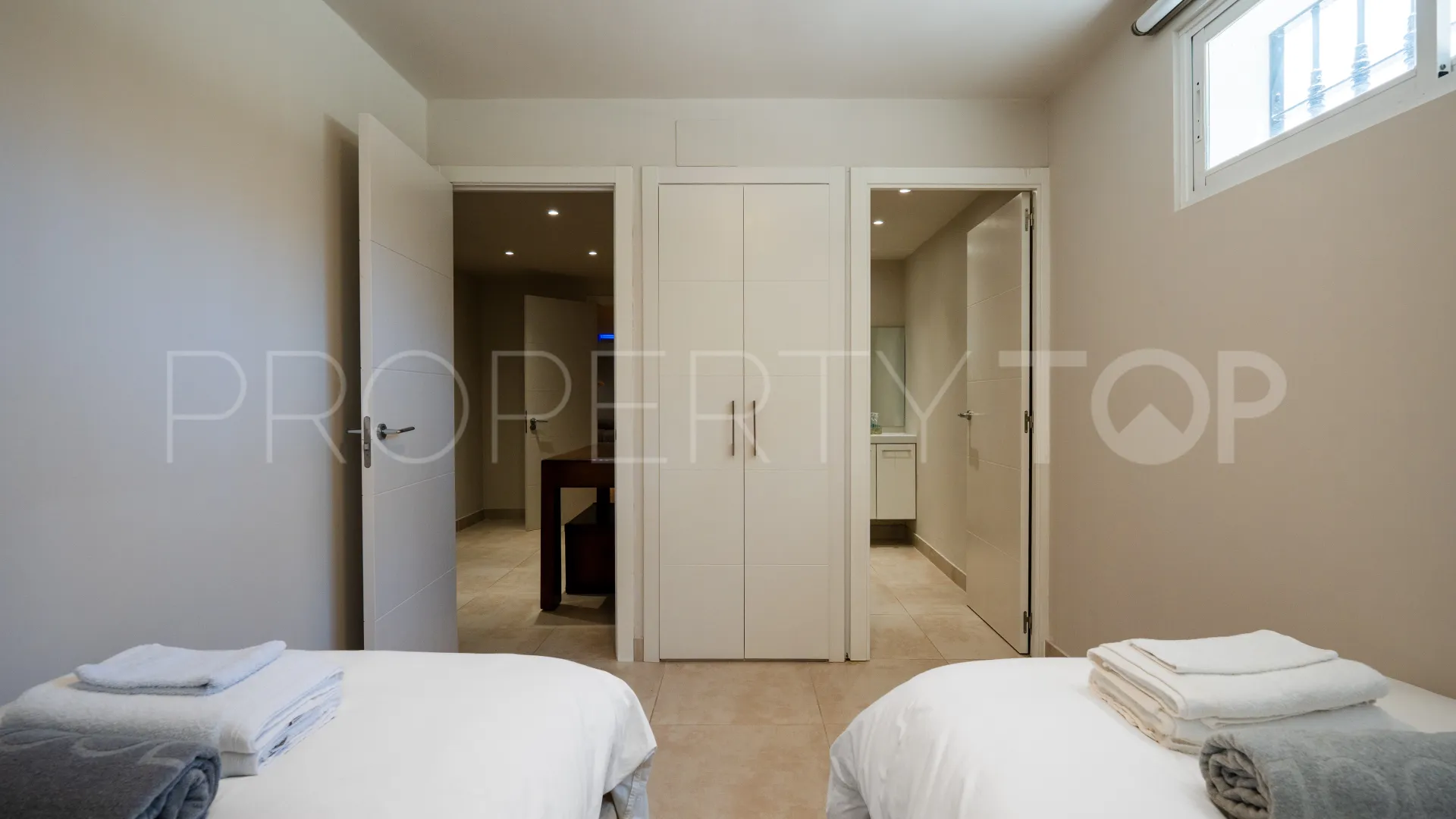 For sale Nueva Andalucia 6 bedrooms villa