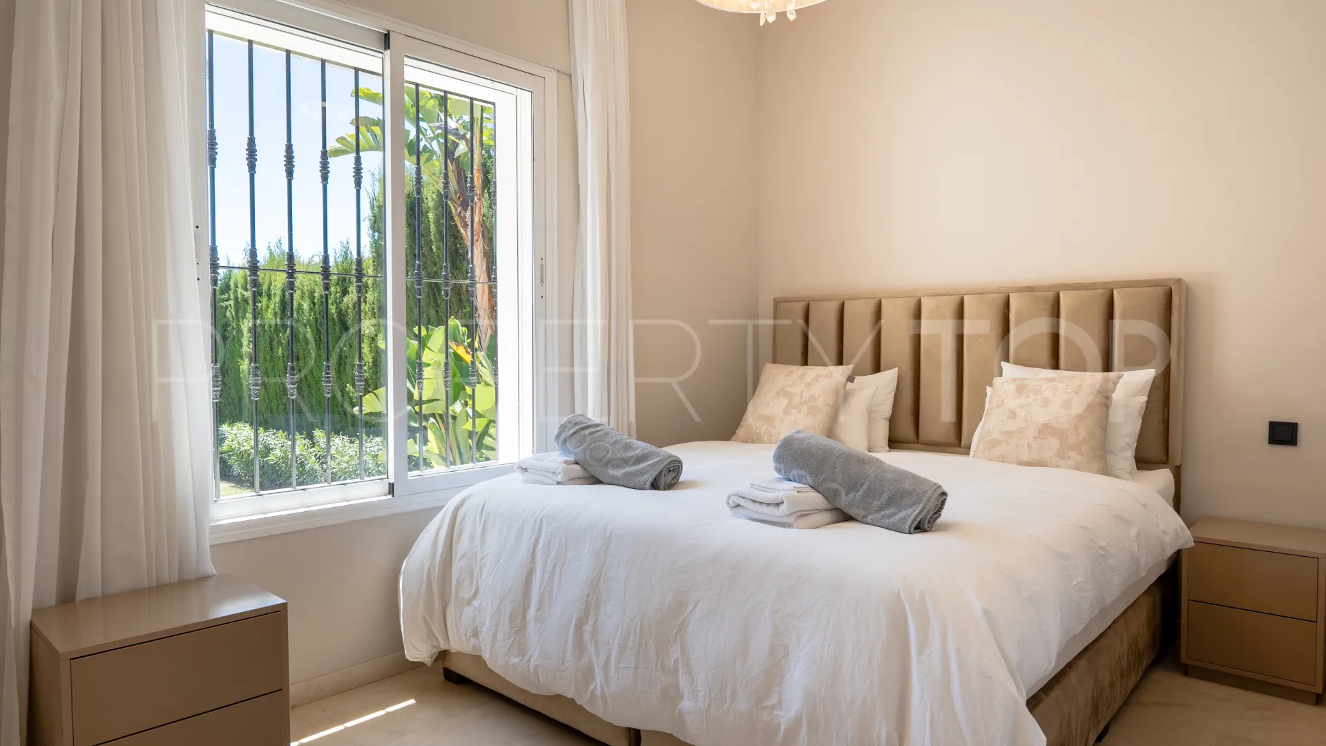 For sale Nueva Andalucia 6 bedrooms villa