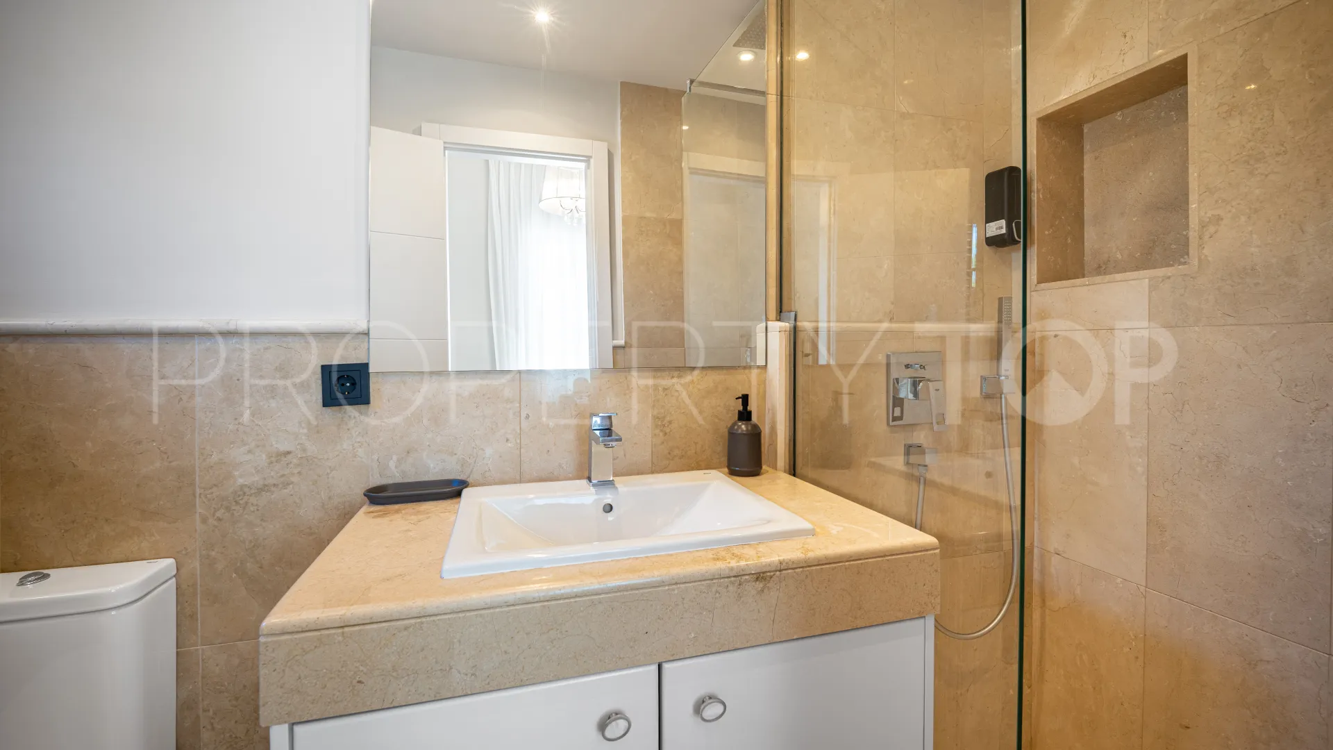For sale Nueva Andalucia 6 bedrooms villa