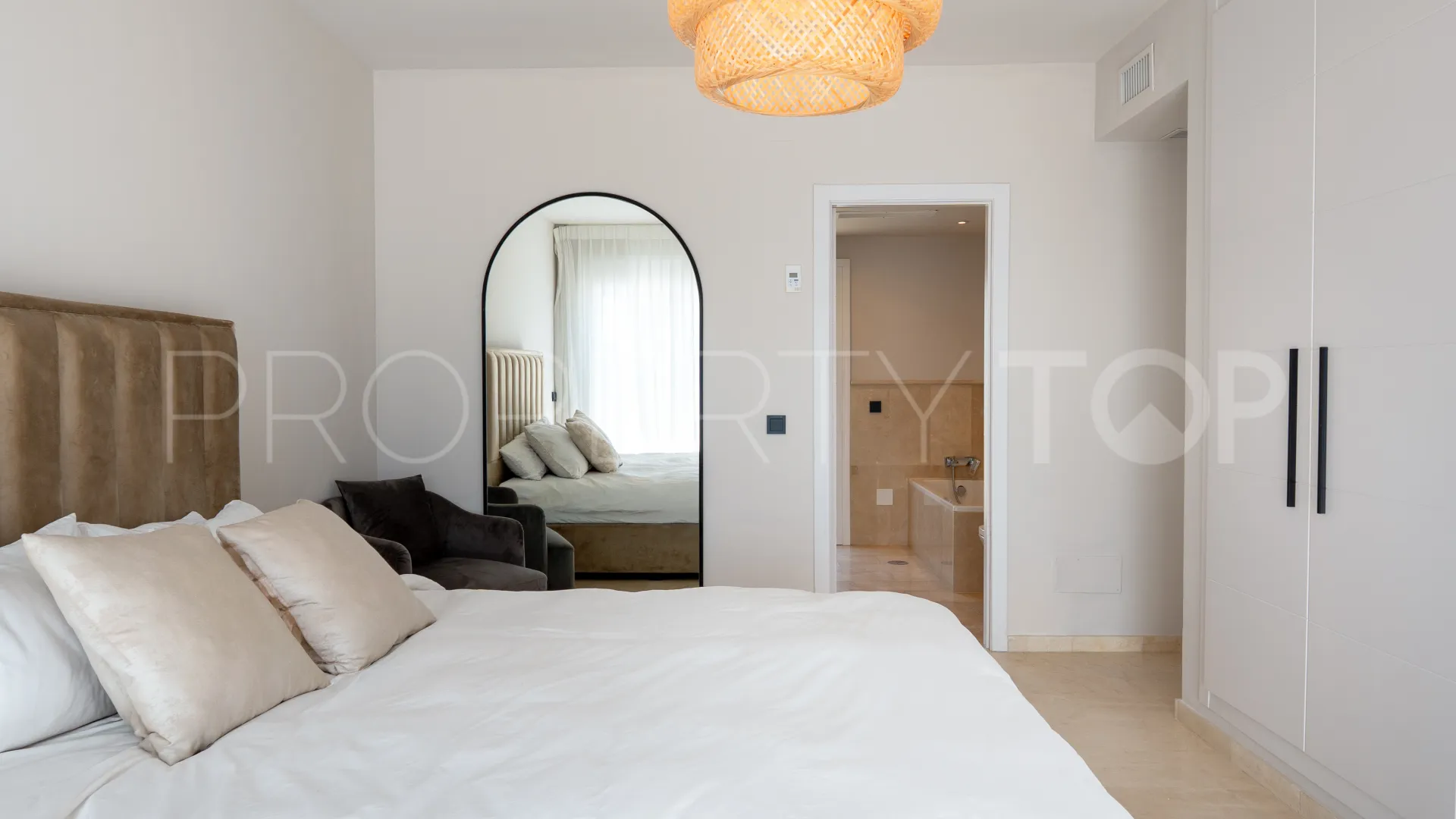 For sale Nueva Andalucia 6 bedrooms villa