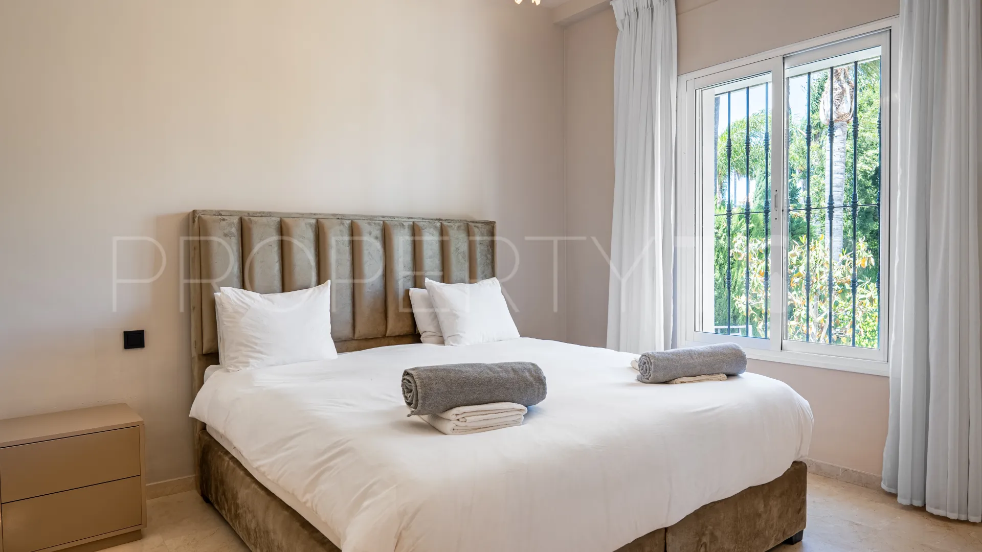 For sale Nueva Andalucia 6 bedrooms villa