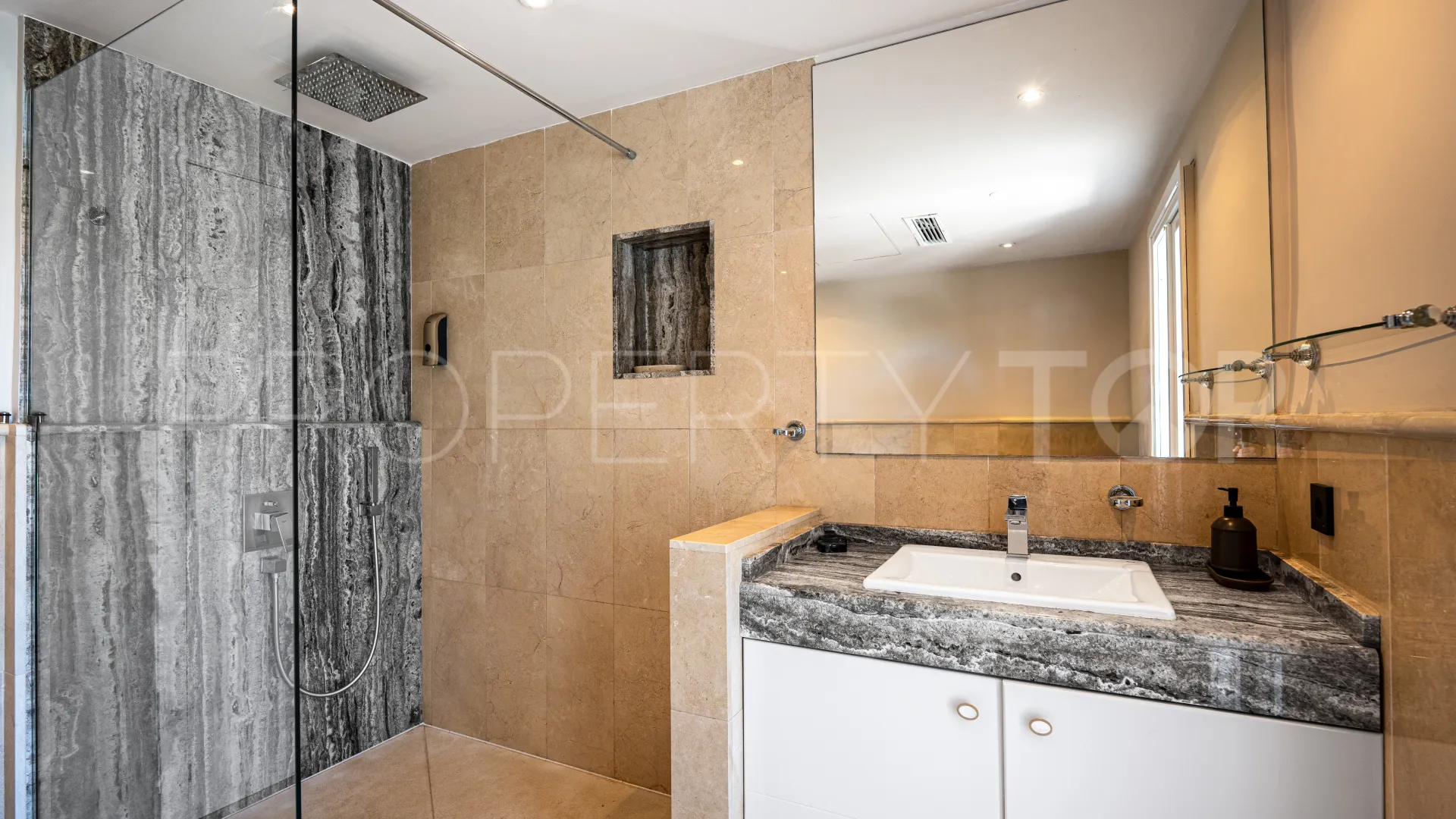 For sale Nueva Andalucia 6 bedrooms villa