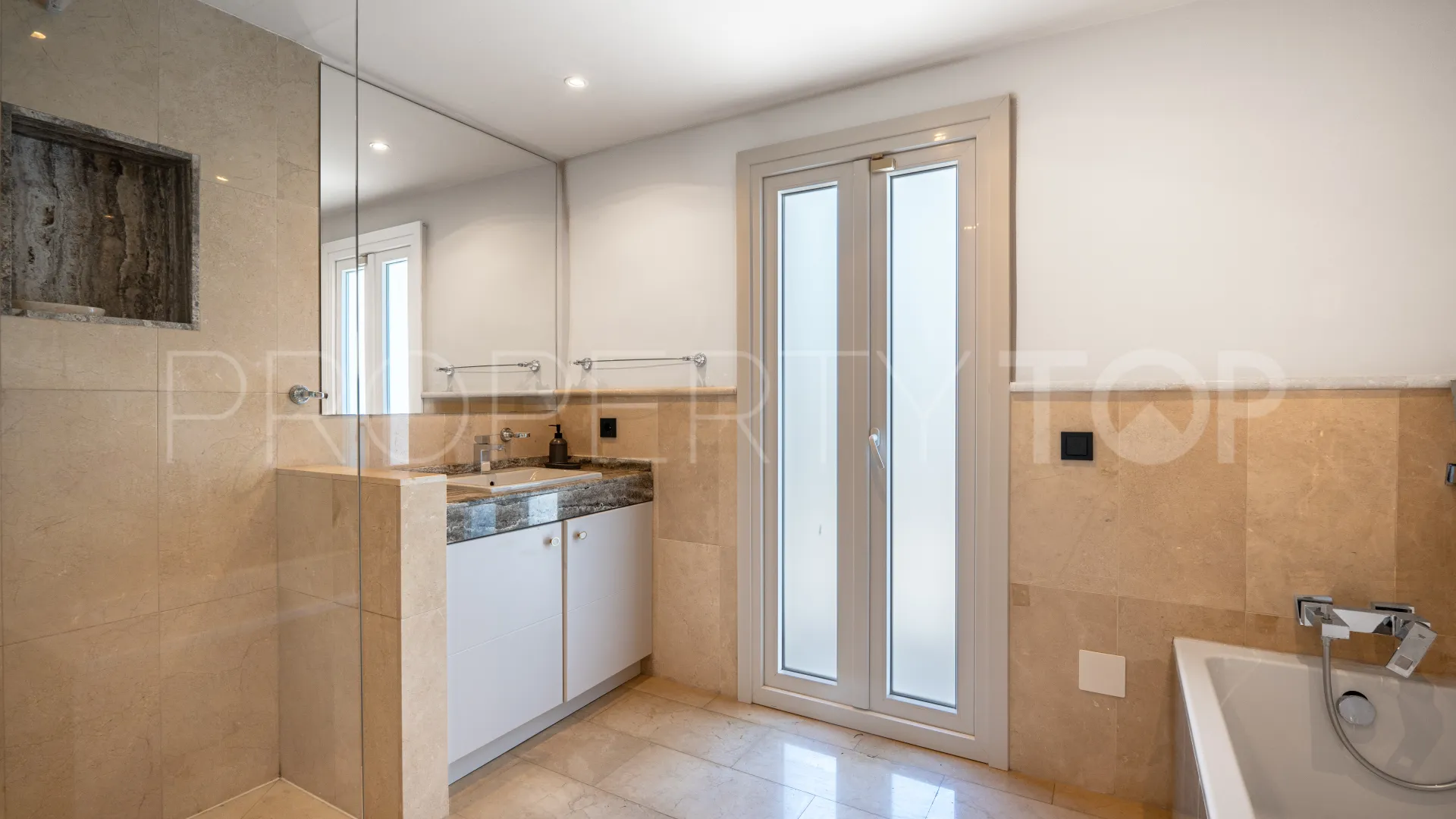 For sale Nueva Andalucia 6 bedrooms villa