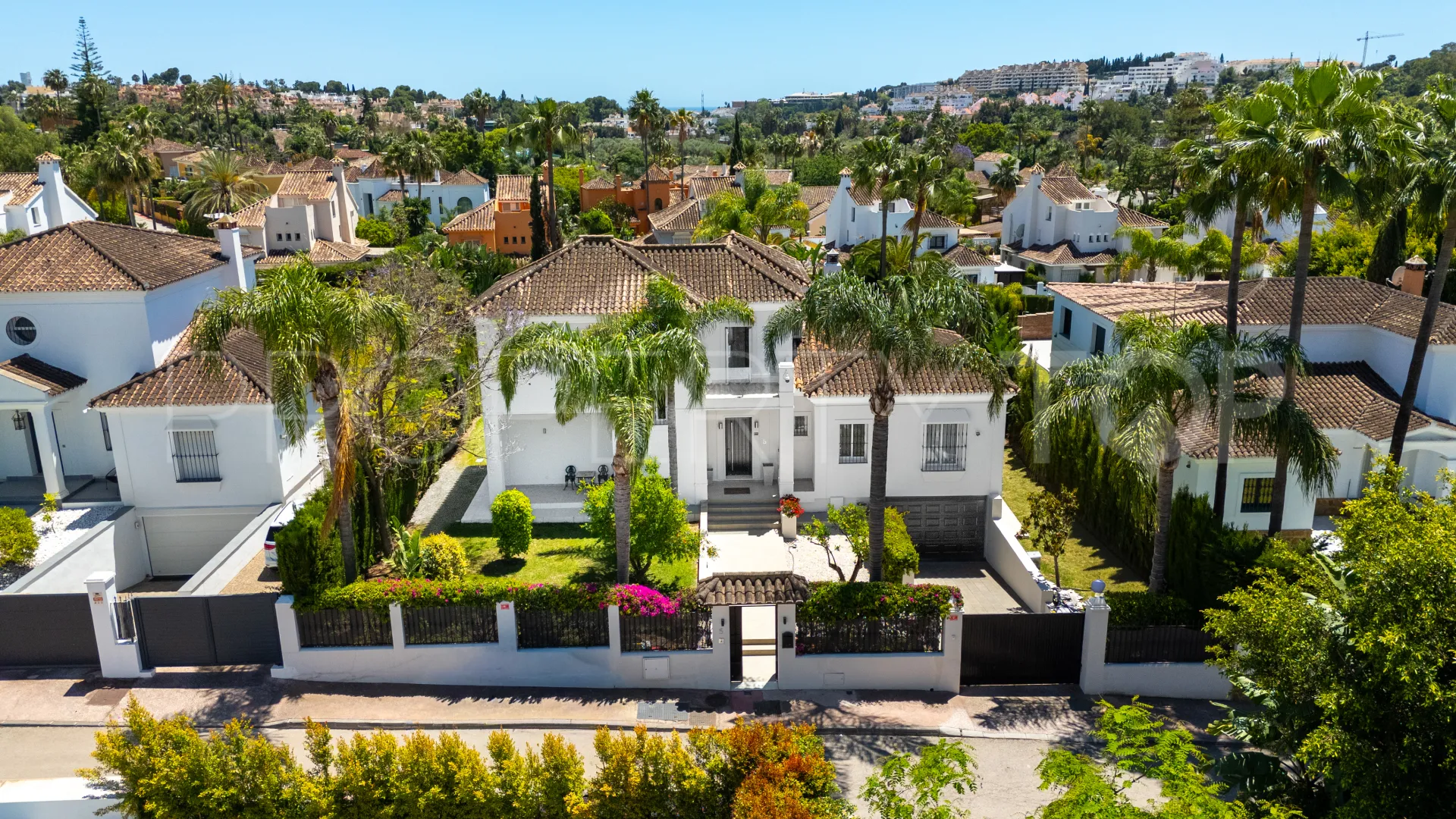 For sale Nueva Andalucia 6 bedrooms villa