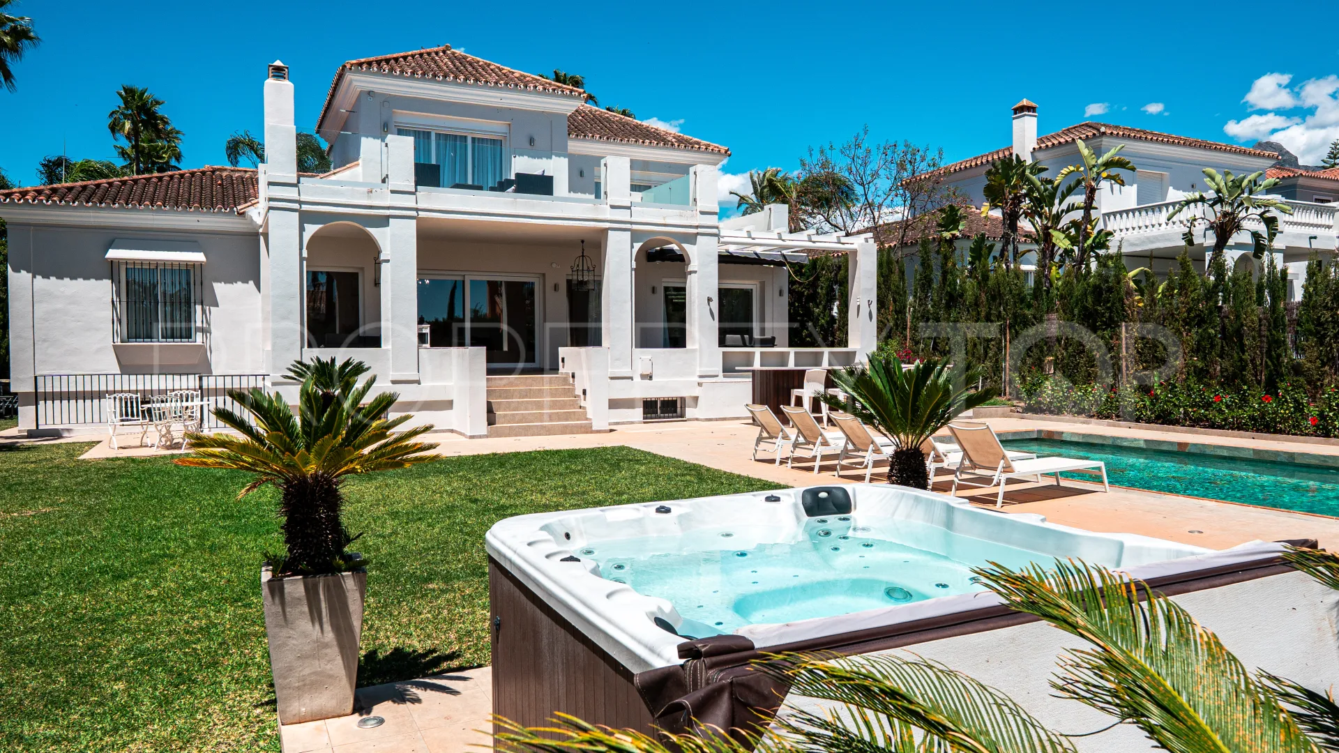 For sale Nueva Andalucia 6 bedrooms villa