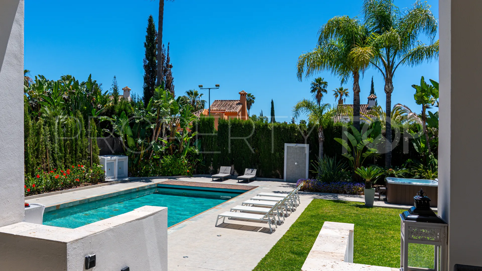For sale Nueva Andalucia 6 bedrooms villa