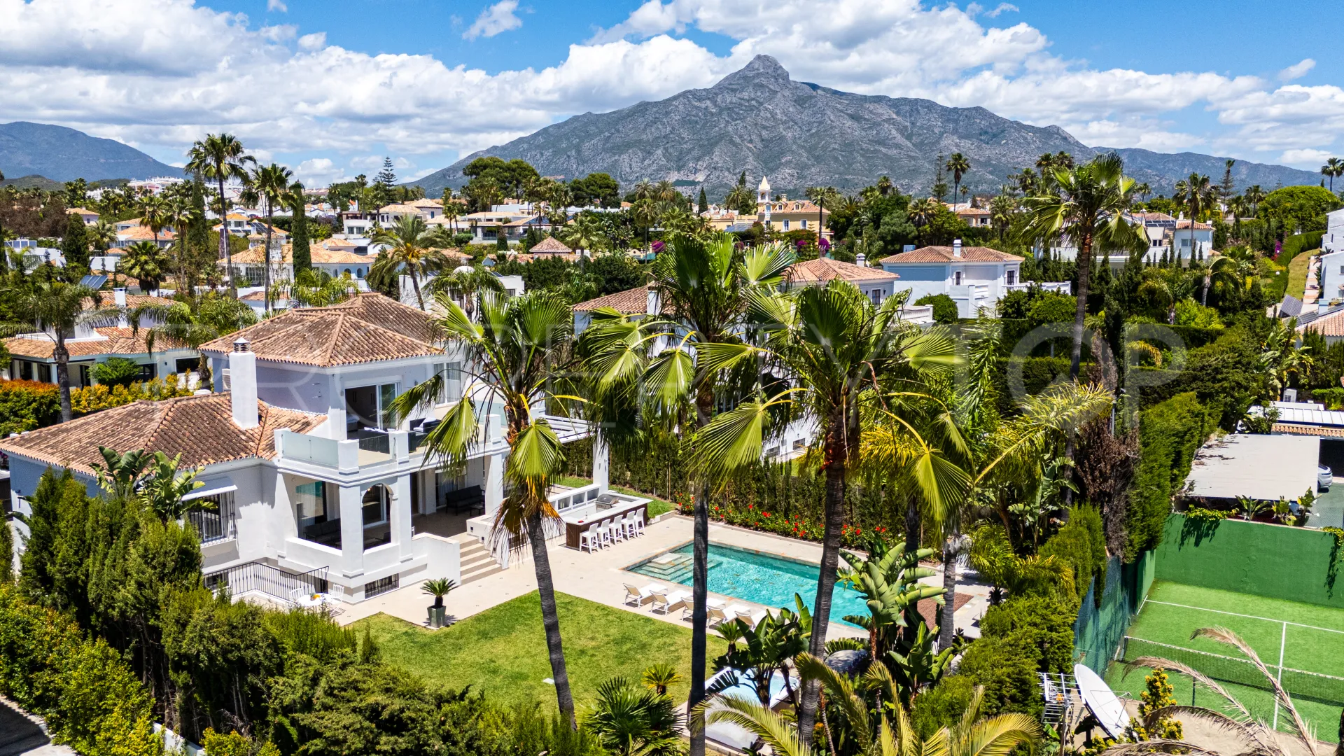 For sale Nueva Andalucia 6 bedrooms villa